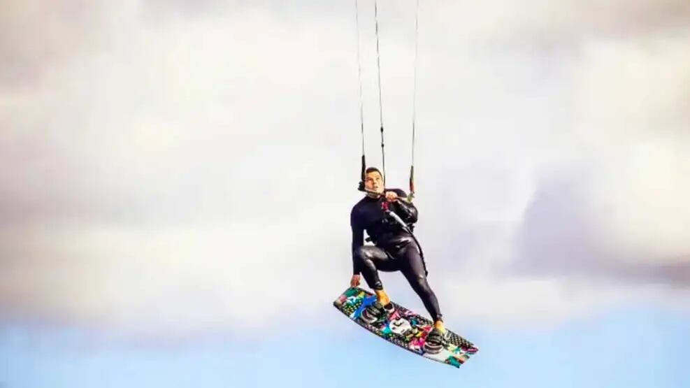 Falleció un joven de 32 años mientras practicaba kitesurf en una laguna: su novia filmó el último salto antes de la tragedia