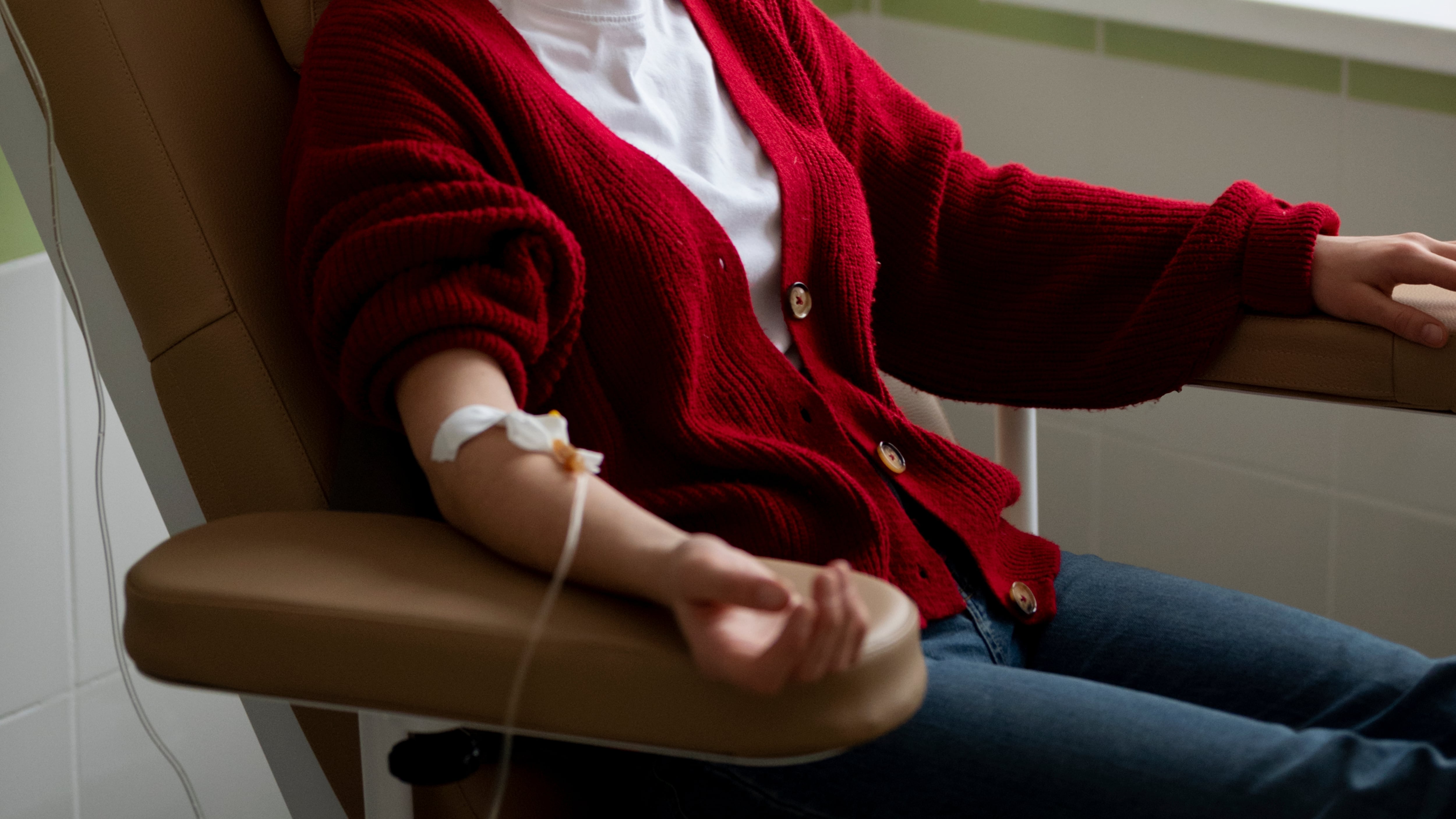 La acusación afirma que la mujer simuló preparativos para una supuesta quimioterapia (Freepik)