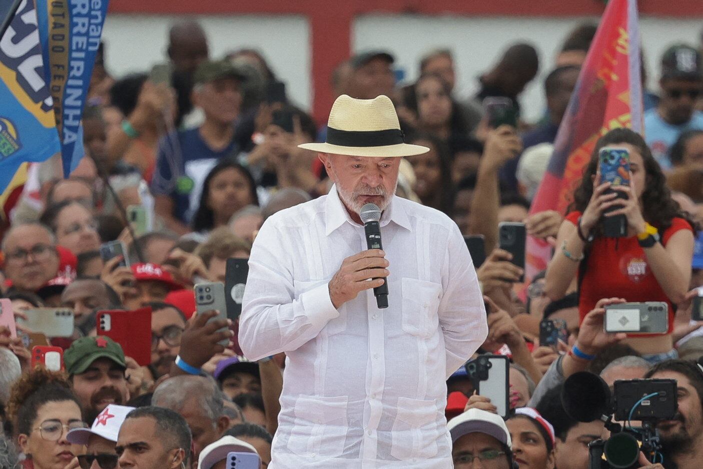 El presidente brasileño Luiz Inácio Lula da Silva habla durante un mitin de campaña para la reelección en el estadio Moça Bonita de Río de Janeiro, Brasil, el 22 de agosto de 2026 (REUTERS/Ricardo Moraes)