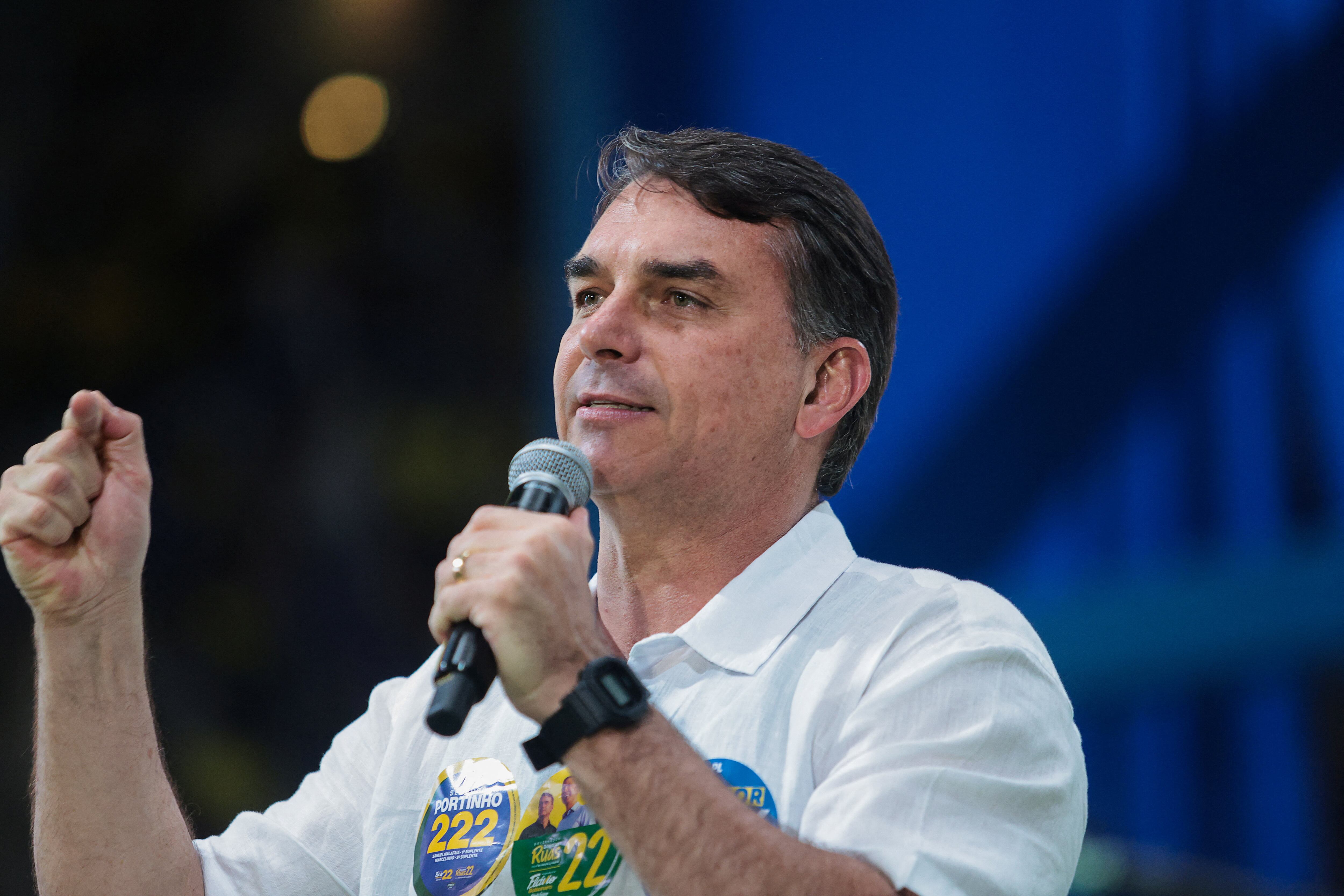 El senador y candidato presidencial brasileño Flávio Bolsonaro interviene en un acto de lanzamiento de la campaña a gobernador del candidato estatal Douglas Ruas, en el Maracanazinho de Río de Janeiro, Brasil, el 22 de agosto de 2026 (REUTERS/Tita Barros)