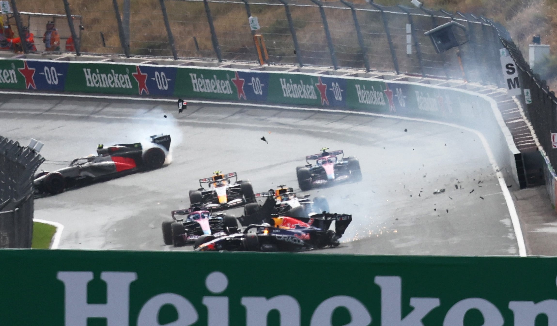 El accidente de Verstappen activó las banderas amarillas y luego la roja, por lo que se detuvo la carrera en Países Bajos (REUTERS/Jakub Porzycki)