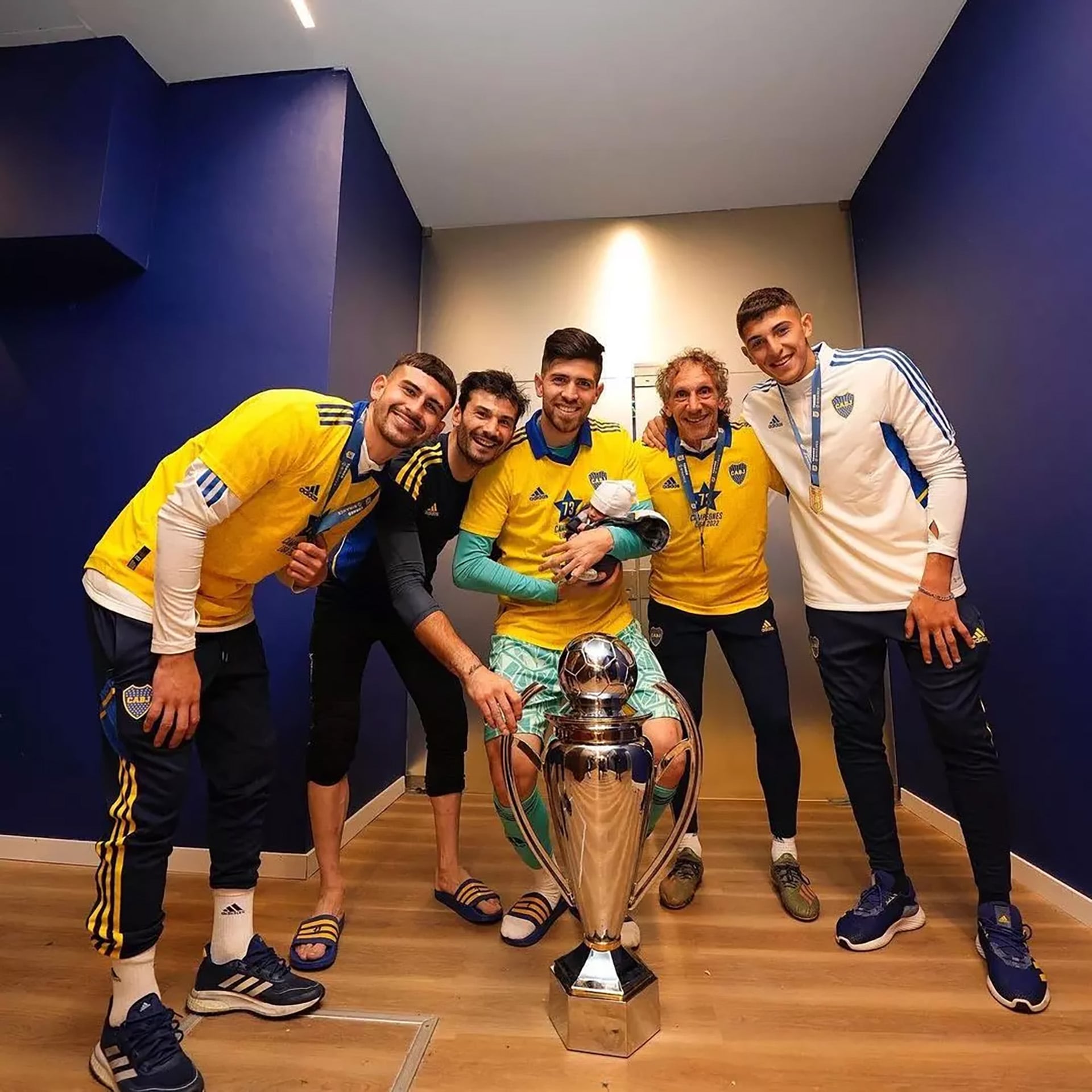 Ramiro García, Javi García, Agustín Rossi, Fernando Gayoso y Leandro Brey festejan la obtención de la Copa de la Liga 2022