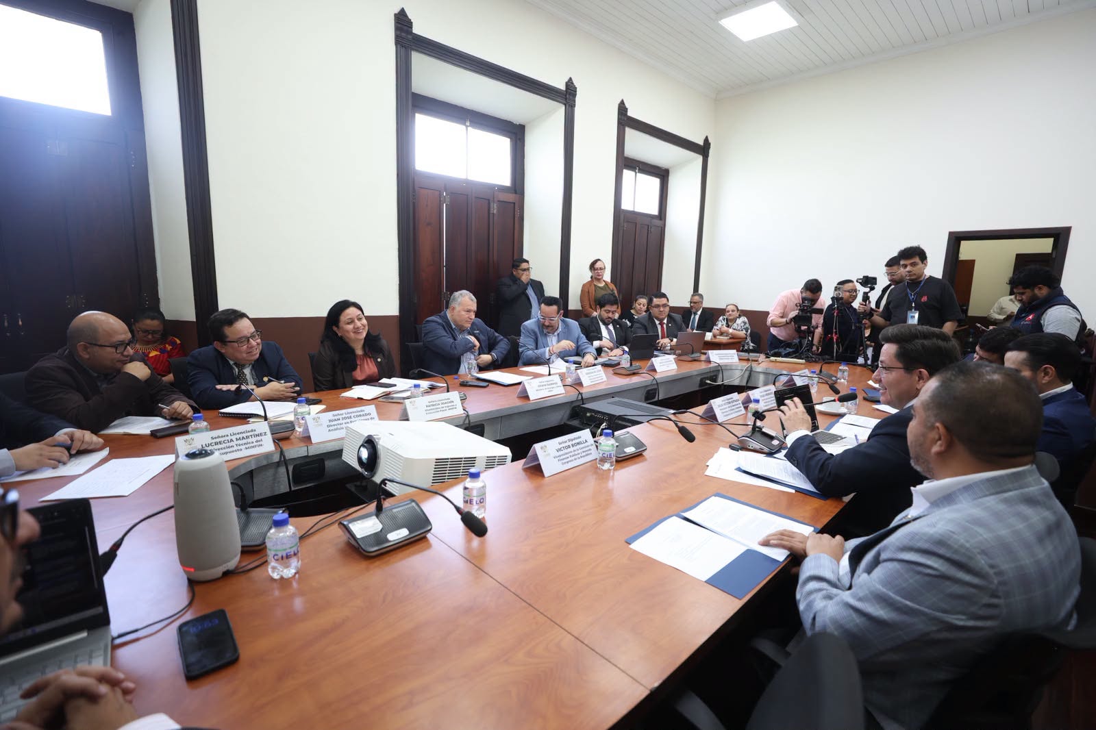 Integrantes de la Comisión de Finanzas Públicas del Congreso de la República de Guatemala celebran una reunión de trabajo con representantes del Ministerio de Finanzas Públicas. (Congreso de la República de Guatemala)