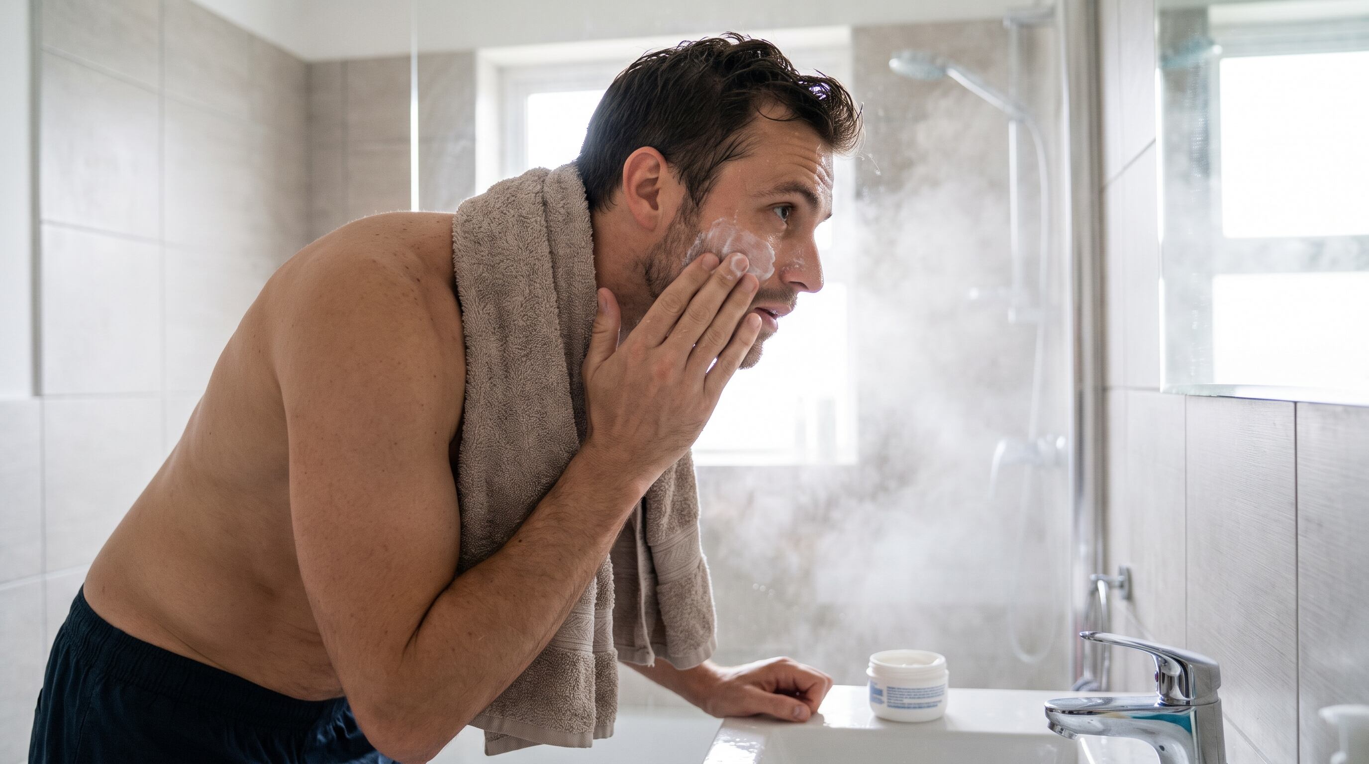 La aplicación de crema tras el baño aprovecha la humedad residual para mejorar la retención. (Imagen Ilustrativa Infobae)