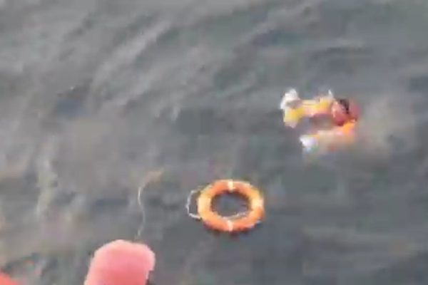 Impactante rescate: un marinero cayó de un barco, estuvo diez minutos flotando en el agua helada y lo salvaron