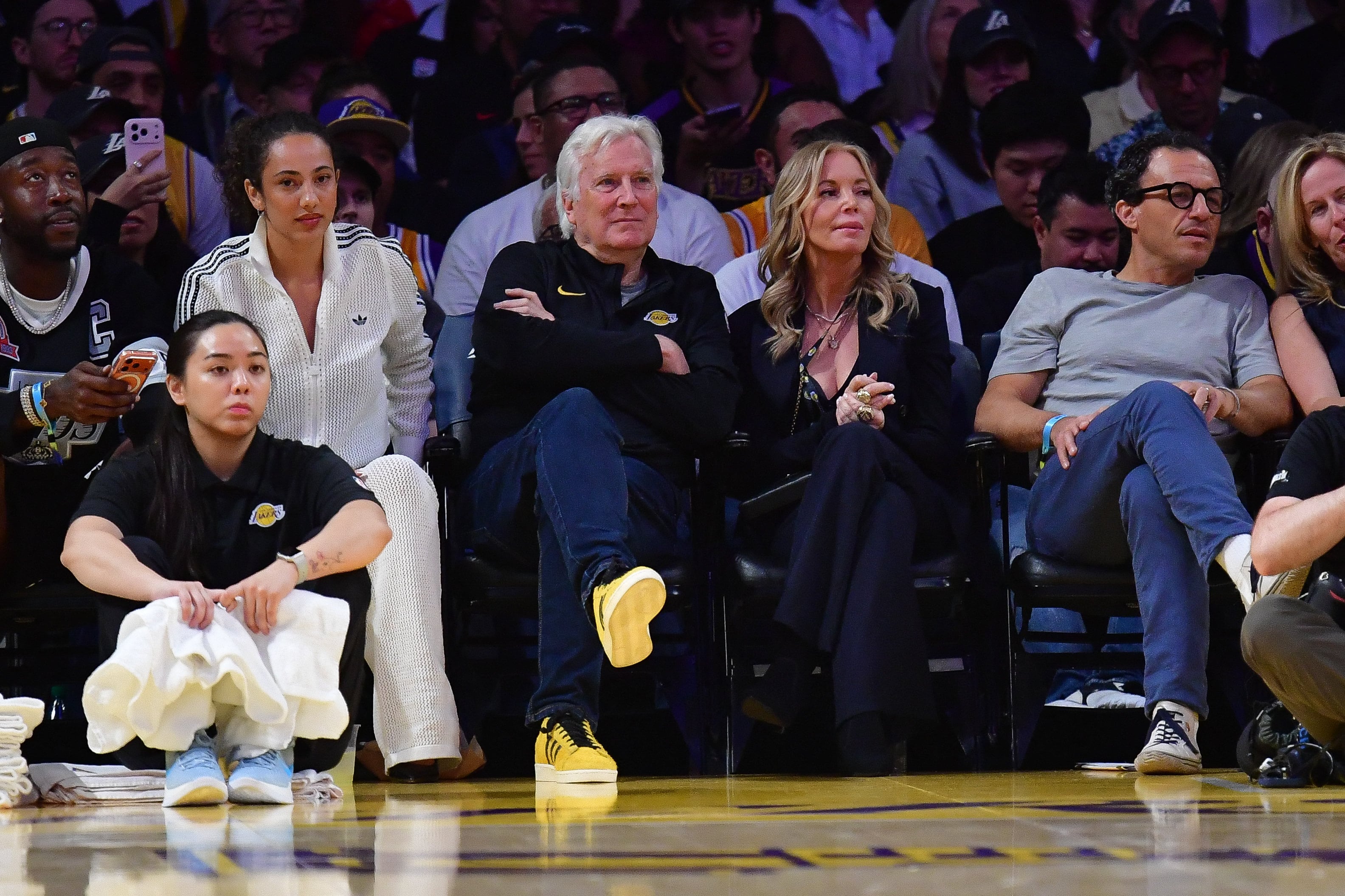 Mark Walter y Jeannie Buss observan un partido de la NBA de Los Ángeles Lakers. El magnate, que compró la franquicia en octubre de 2025, la vendió en agosto de 2026 (REUTERS)