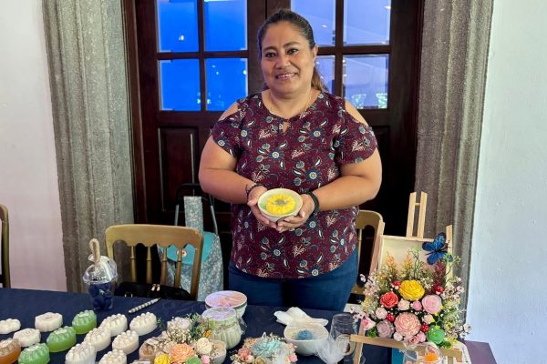 Innovación y desarrollo local: Gradúan a 281 emprendedoras salvadoreñas en alimentos, artesanías y cosmética