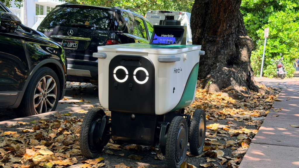 La Ciudad de Buenos Aires habilitó pruebas de autos sin conductor y robots de reparto