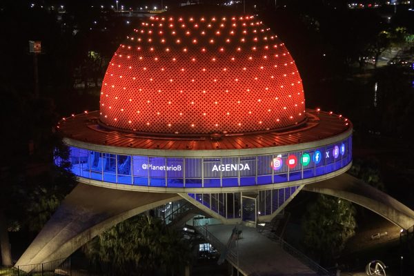 La Ciudad de Buenos Aires iluminó de naranja sus principales monumentos para homenajear a donantes de órganos y sus familias