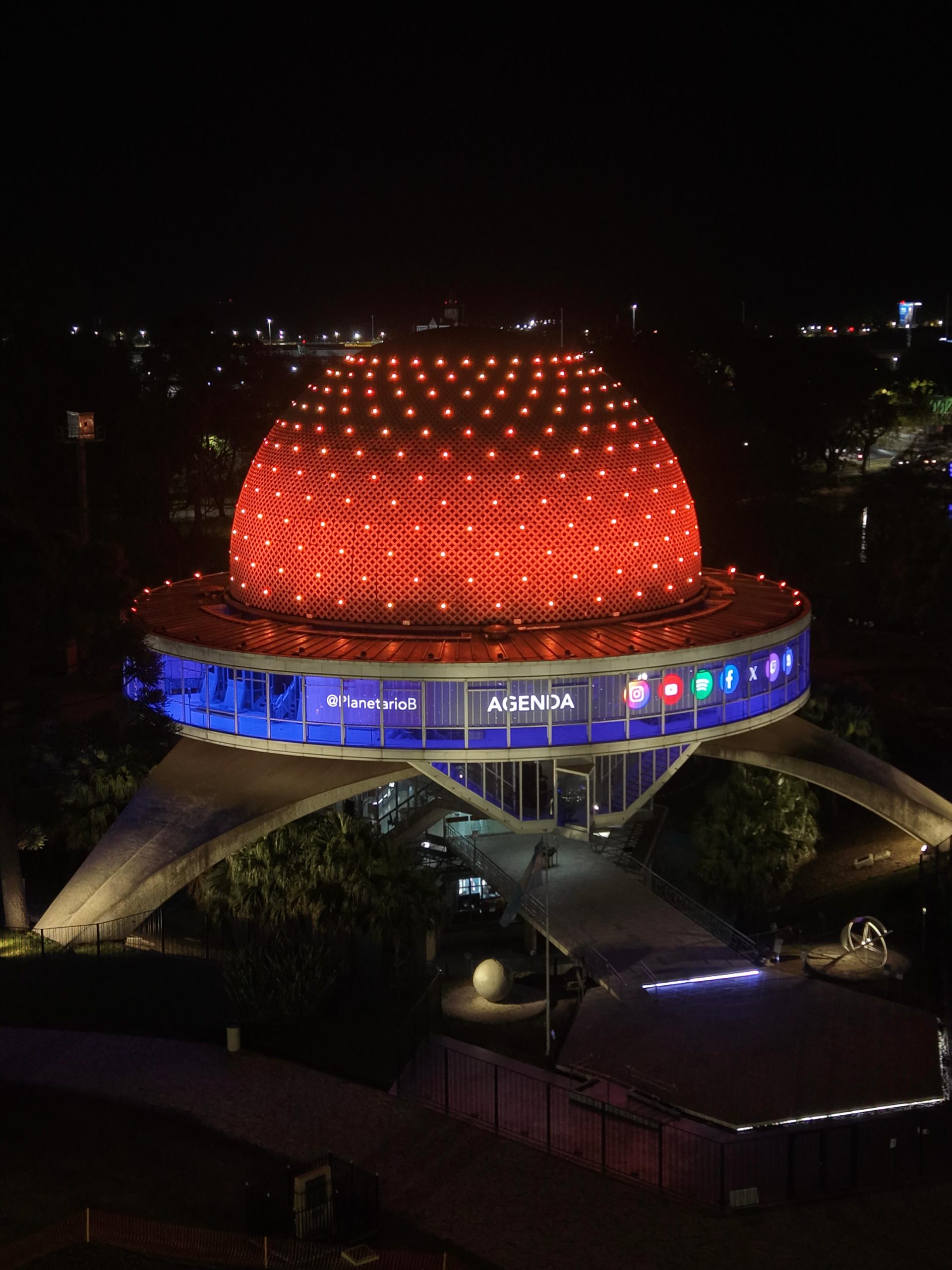 La Ciudad de Buenos Aires iluminó de naranja sus principales monumentos para homenajear a donantes de órganos y sus familias