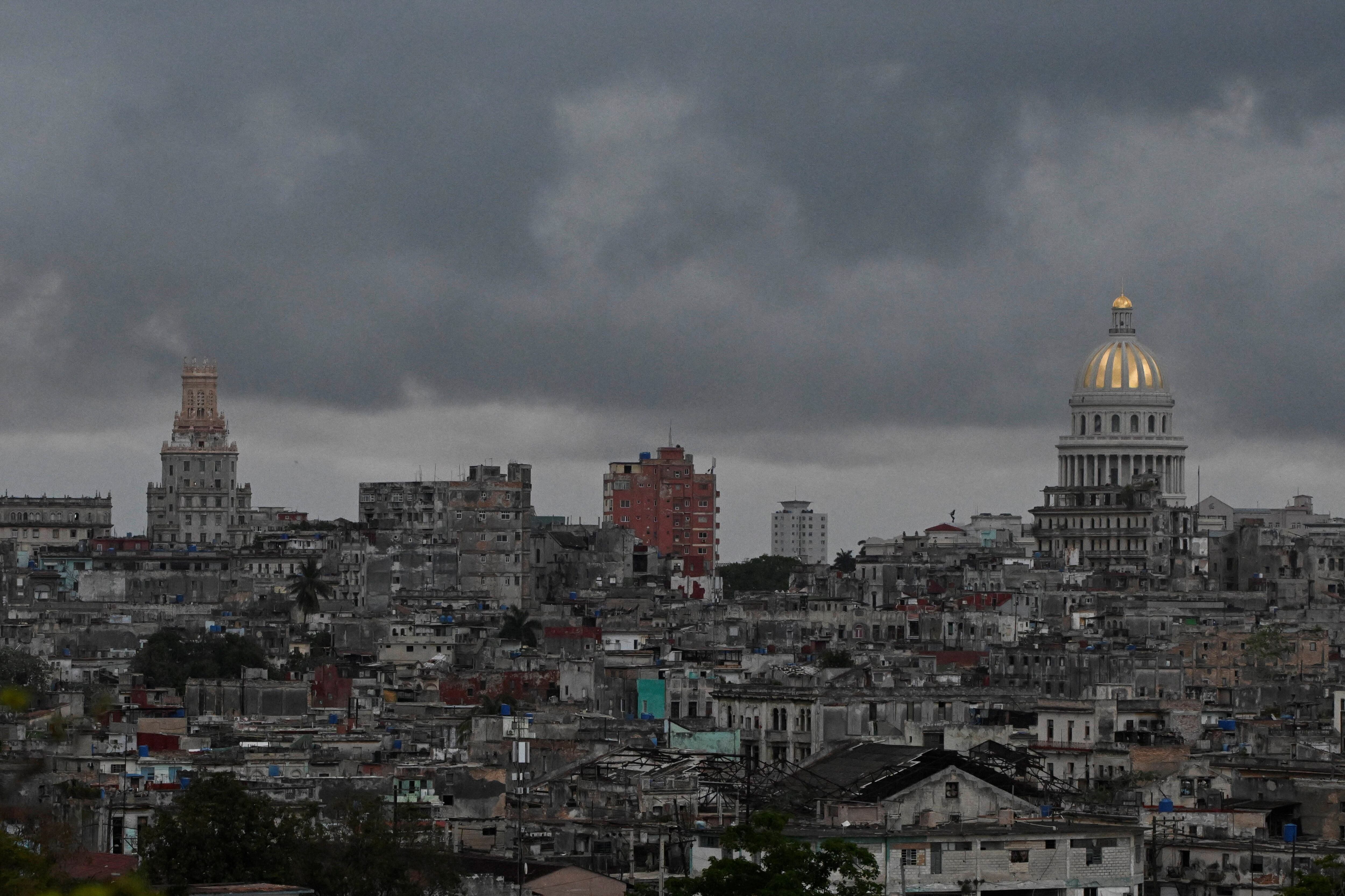 Los apagones en Cuba ya suman doce cortes generales en veinticuatro meses y obligan a soportar hasta 40 horas sin electricidad en provincias del interior. /(REUTERS/Norlys Perez)