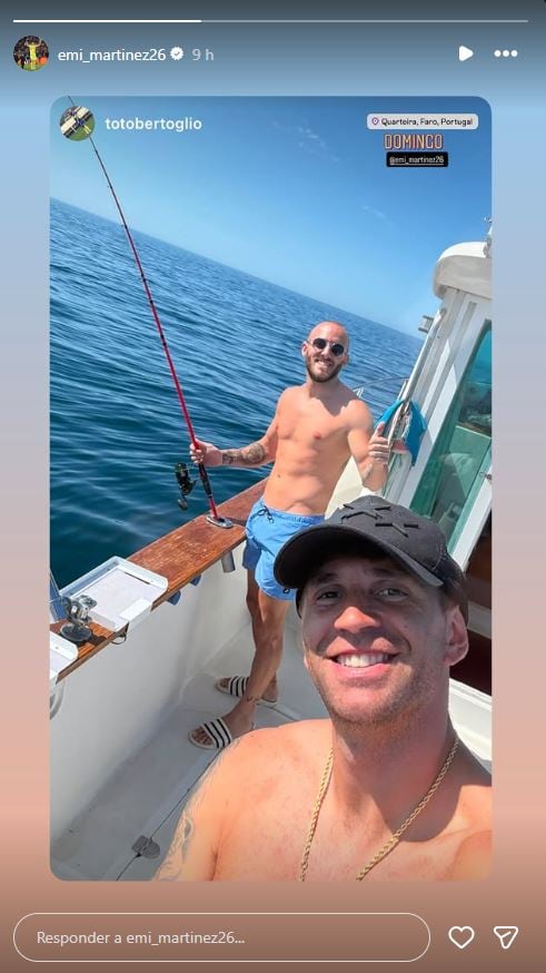 Martínez pesca junto a un amigo en las aguas de Quarteira, Faro, durante sus vacaciones en Portugal antes de reincorporarse al Aston Villa (Instagram/@emi.martinez26)