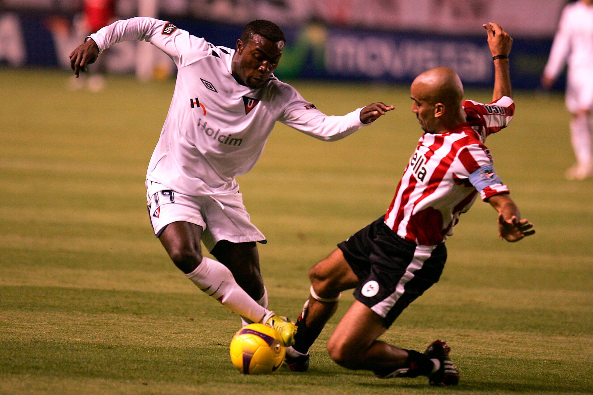 Joffre Guerrón frente a Juan Sebastián Verón en la serie de octavos de Libertadores que enfrentó a Liga de Quito y Estudiantes de La Plata en 2008 (Grosby)