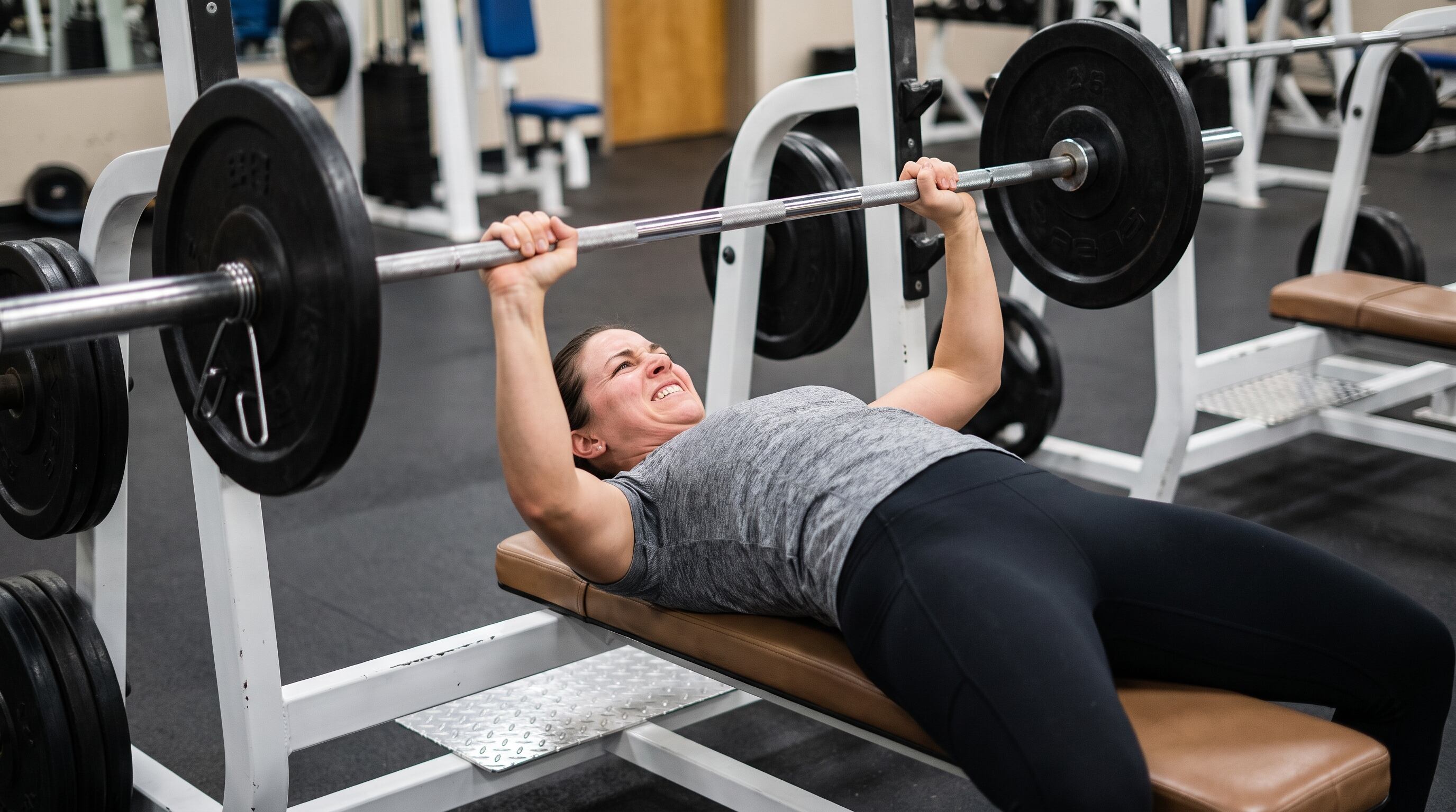 Modificar la rutina de fuerza ayuda a evitar mesetas, sostener el progreso y reducir el riesgo de sobrecarga en el gimnasio (Imagen Ilustrativa Infobae)