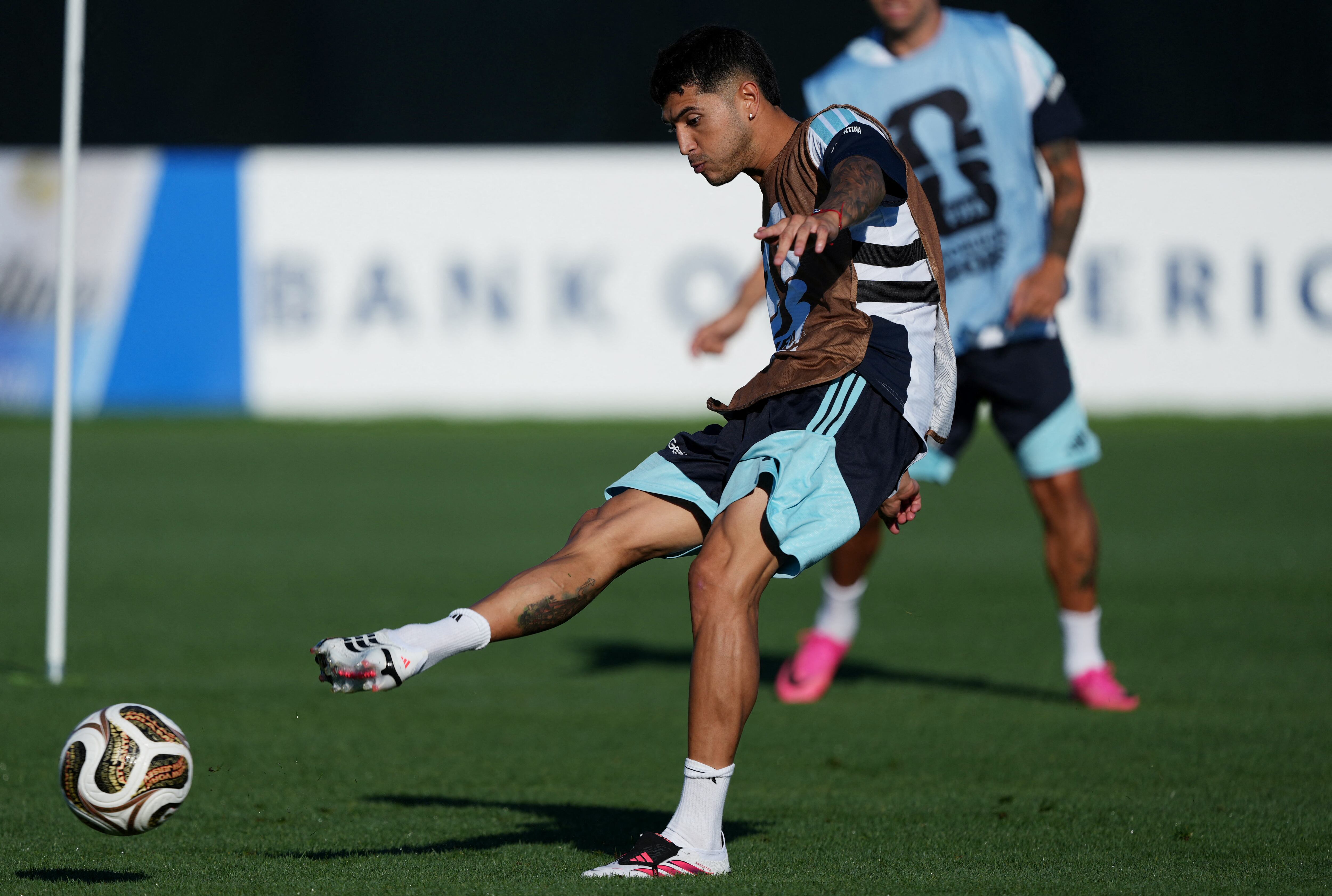 Exequiel Palacios, con la indumentaria de Argentina, durante el Mundial (Reuters/Jay Biggerstaff)