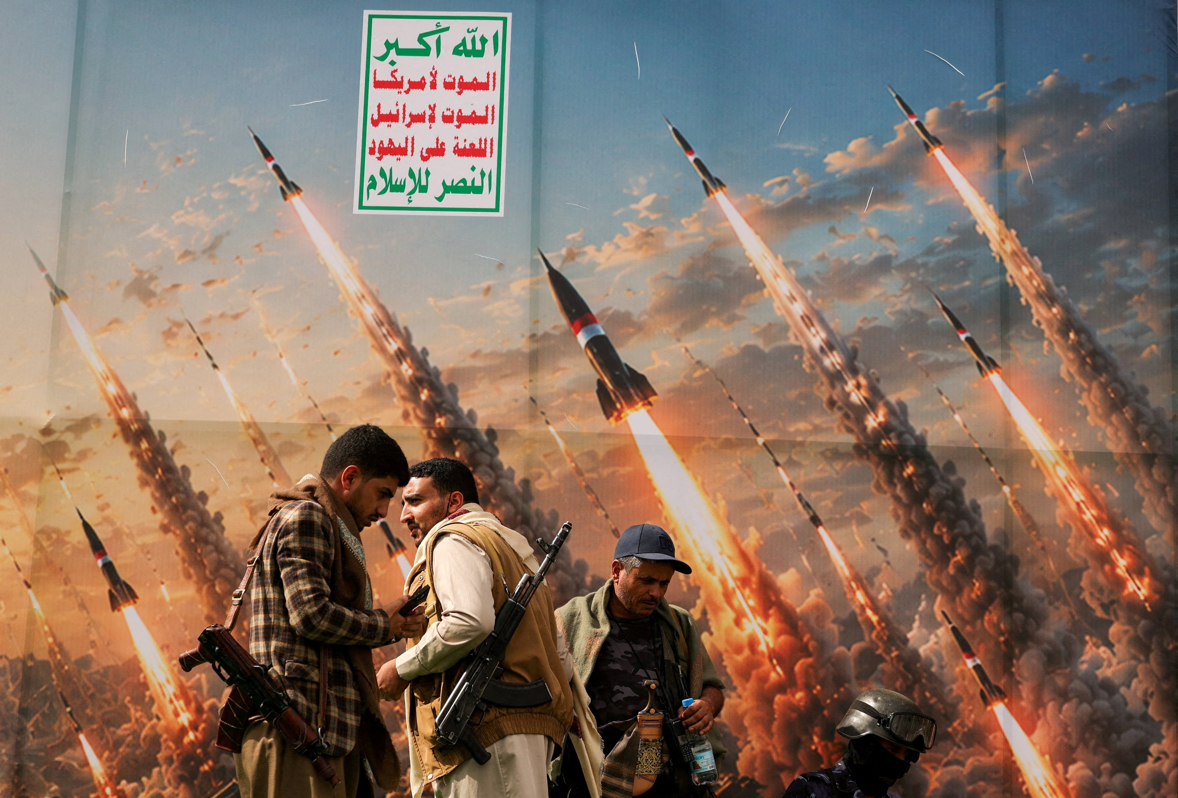 Rebeldes hutíes permanecen sobre una plataforma frente a una pancarta que muestra misiles hutíes, durante una manifestación contra Arabia Saudita en medio de una escalada de tensión con el reino, en Saná (Yemen), el 31 de julio de 2026 (REUTERS/Khaled Abdullah)