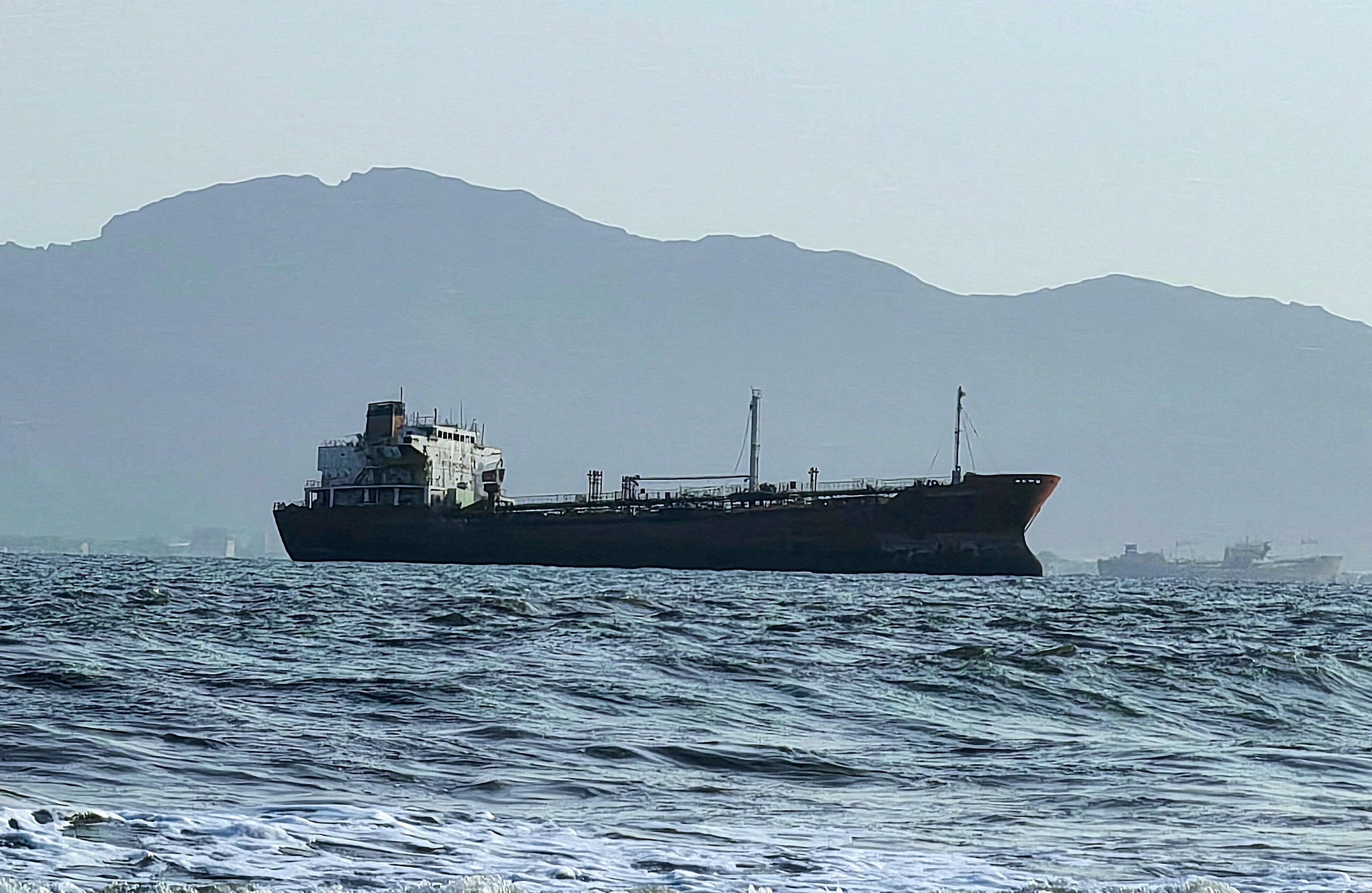 Foto referencial de un barco saudita en el mar Rojo, en la que un barco frente al puerto de Adén, donde el tráfico se mantuvo estable después de que los hutíes, alineados con Irán, afirmaran que sus fuerzas habían llevado a cabo ataques con misiles y drones contra petroleros saudíes, en Adén (Yemen), el 23 de julio de 2026 (REUTERS/Foto de archivo)