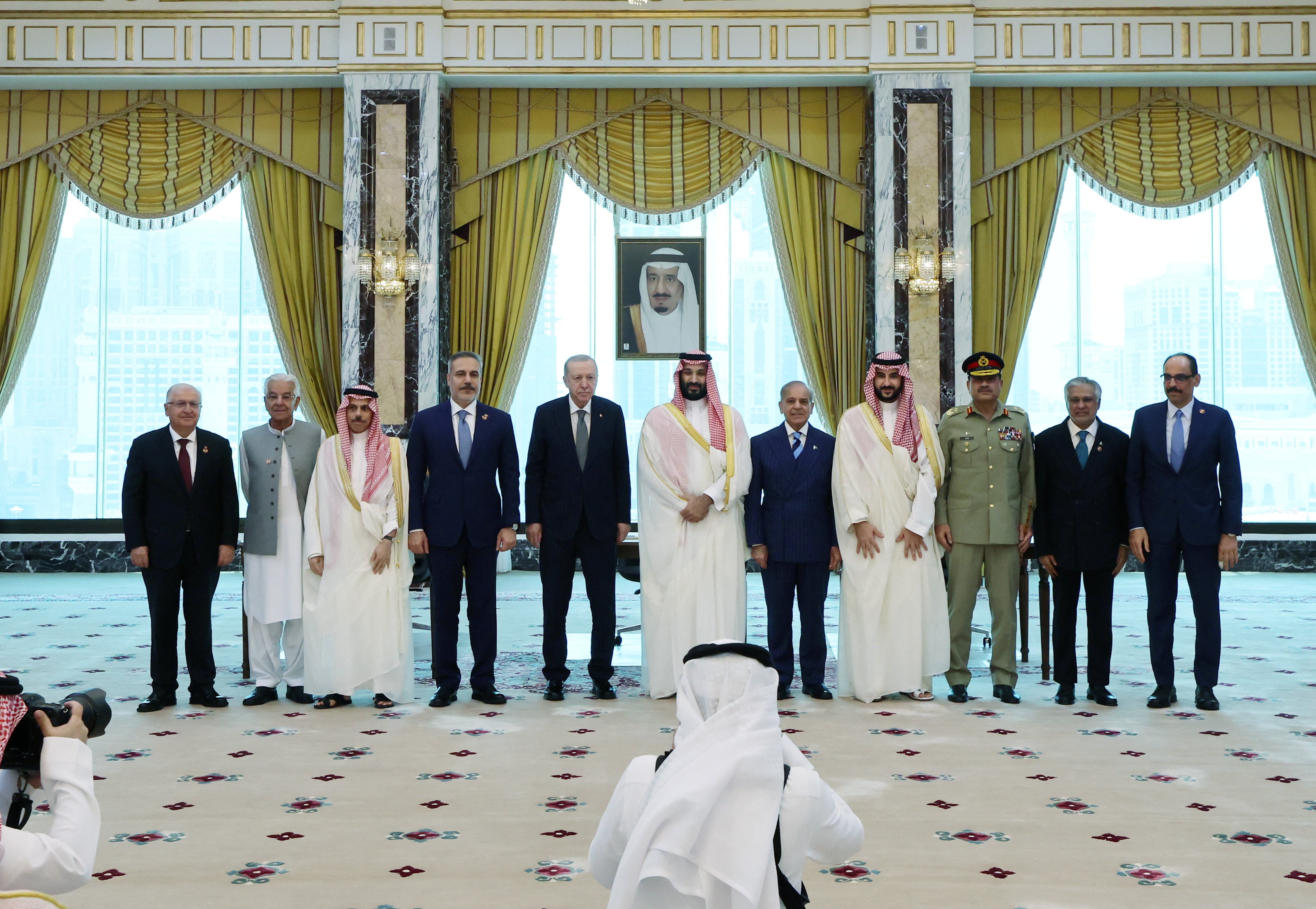 El presidente de Turquía, Tayyip Erdogan; el príncipe heredero de Arabia Saudita, Mohammed bin Salman; y el primer ministro de Pakistán, Shehbaz Sharif, acompañados por sus ministros de Asuntos Exteriores y de Defensa, posan tras firmar un acuerdo conjunto de defensa en La Meca, Arabia Saudita (Murat Cetinmuhurdar/Oficina de Prensa Presidencial de Turquía/Imagen cedida vía REUTERS) 