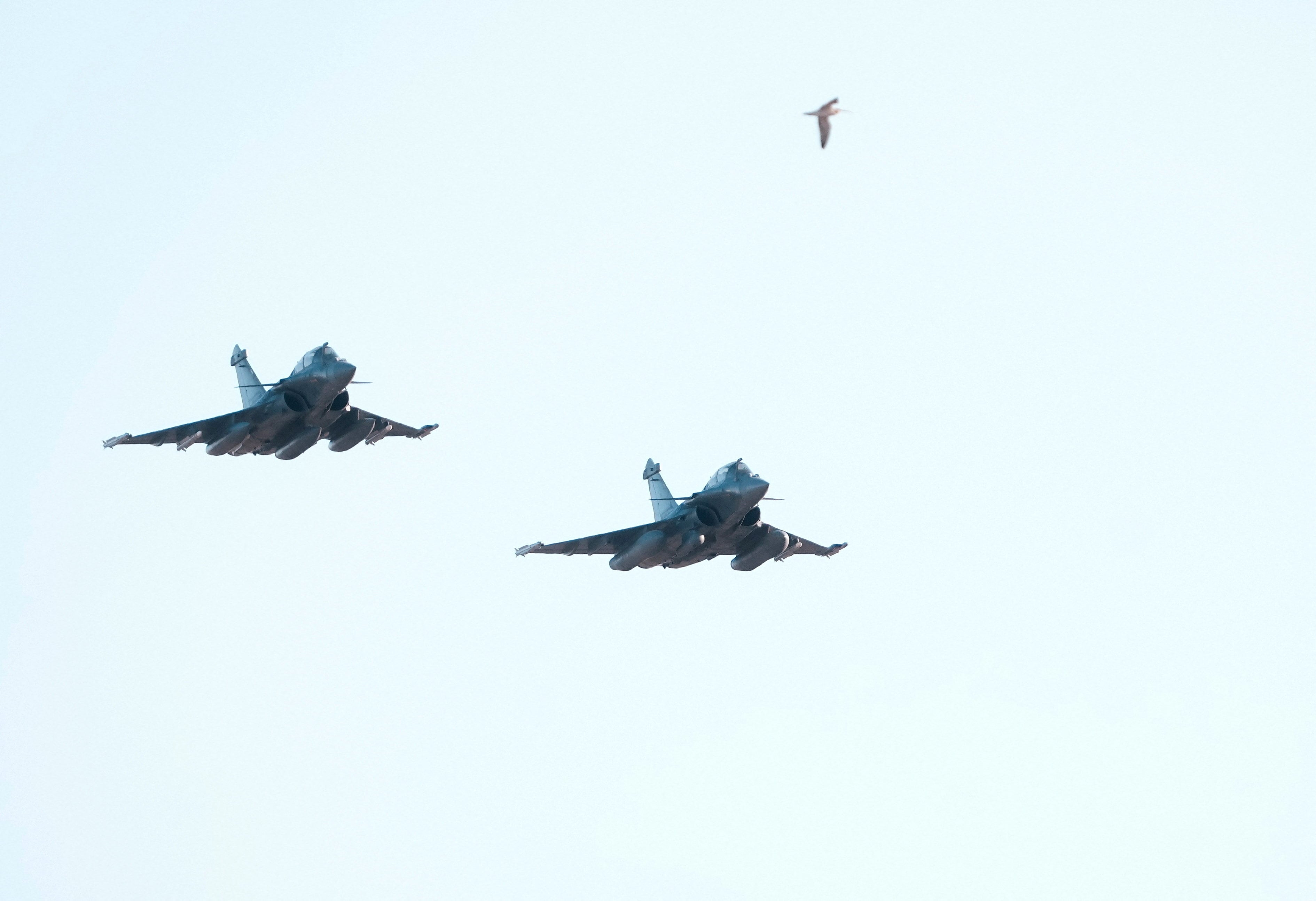 Aviones de combate franceses del modelo Rafale, pertenecientes a la misión de vigilancia aérea de la OTAN en el Báltico, sobrevuelan la base aérea de Lielvarde, en Letonia (REUTERS/Ints Kalnins)