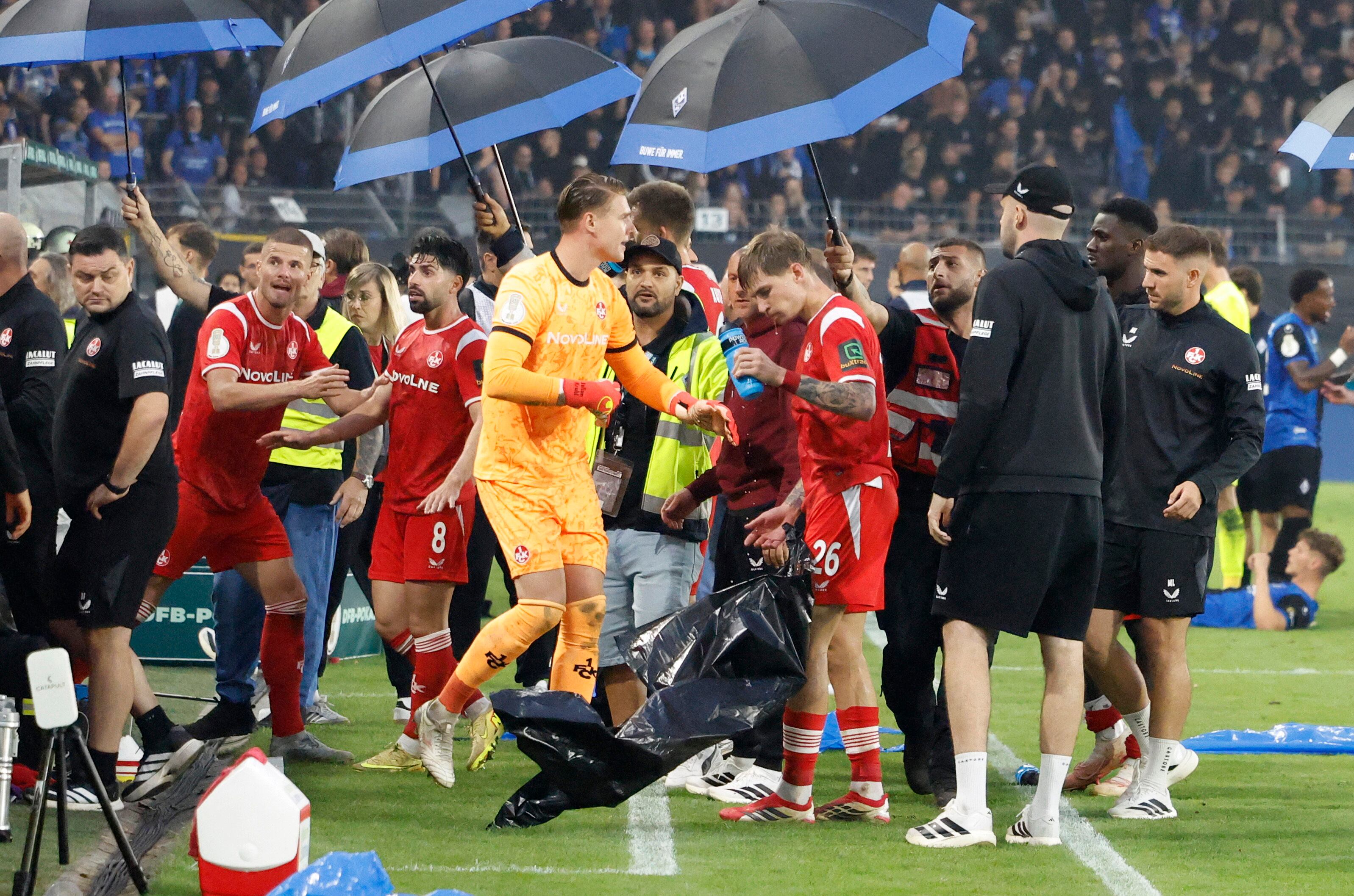 El partido luego de un lapso de tiempo se reanudó y finalizó con la victoria del Kaiserslautern (REUTERS/Heiko Becker)