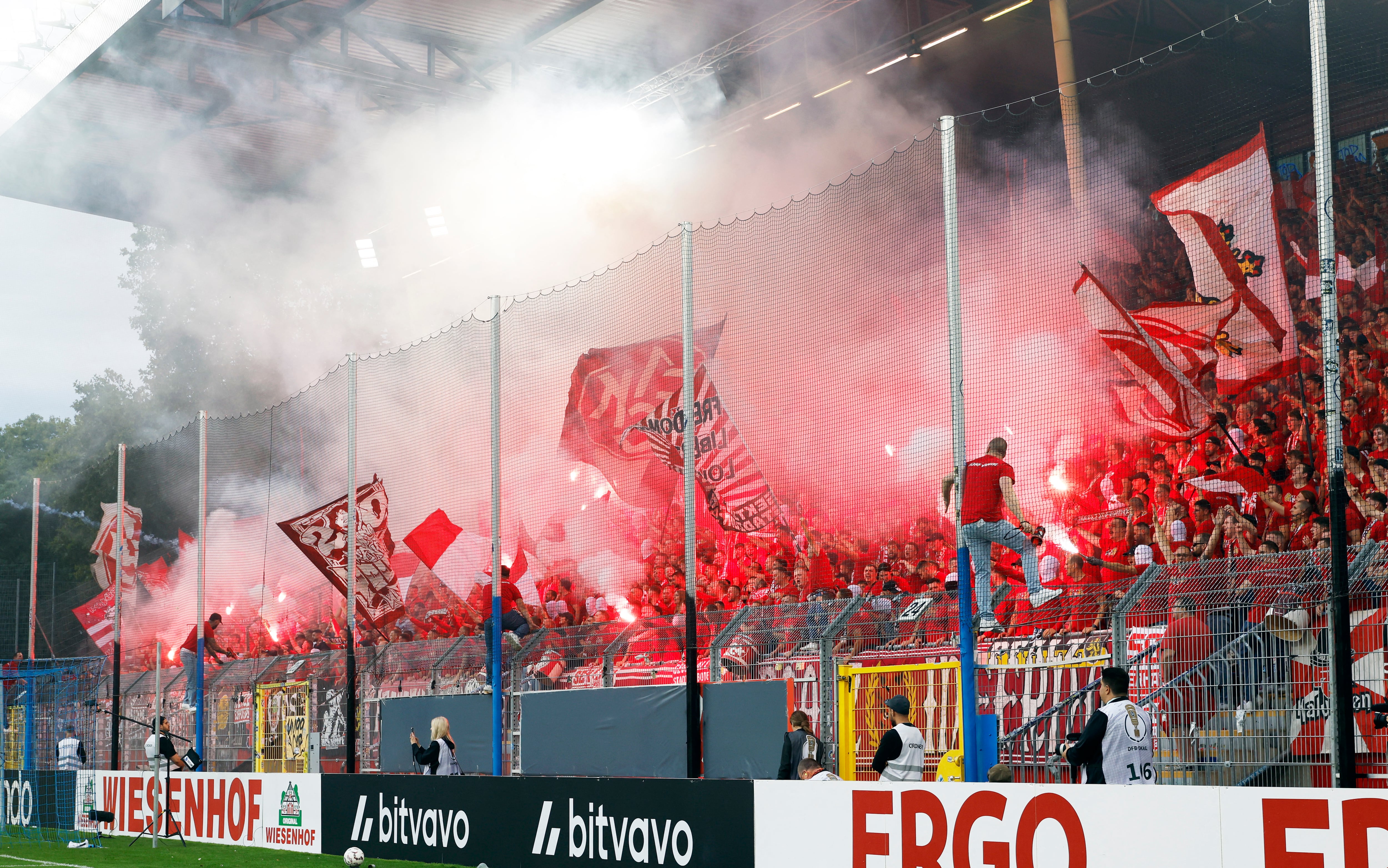 Un cruce entre futbolistas tras el tiempo reglamentario precedió a cohetes dirigidos a la tribuna principal (REUTERS/Heiko Becker)