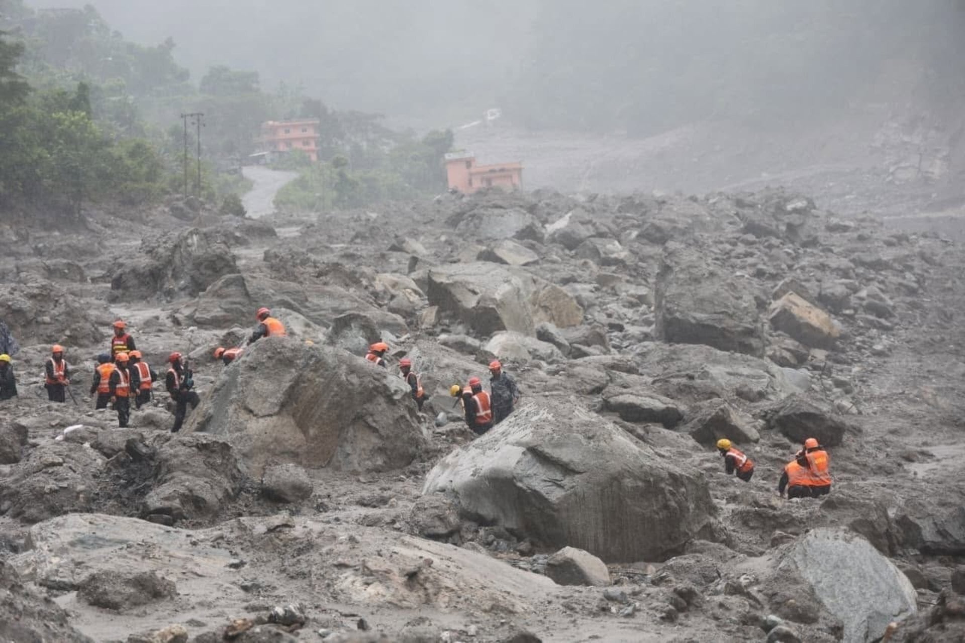 El Gobierno de Nepal ha destacado que China e India ya colaboran con las autoridades en la respuesta a la grave riada que el pasado miércoles arrasó la cuenca del río Bhotekoshi en la frontera con China (Europa Press)