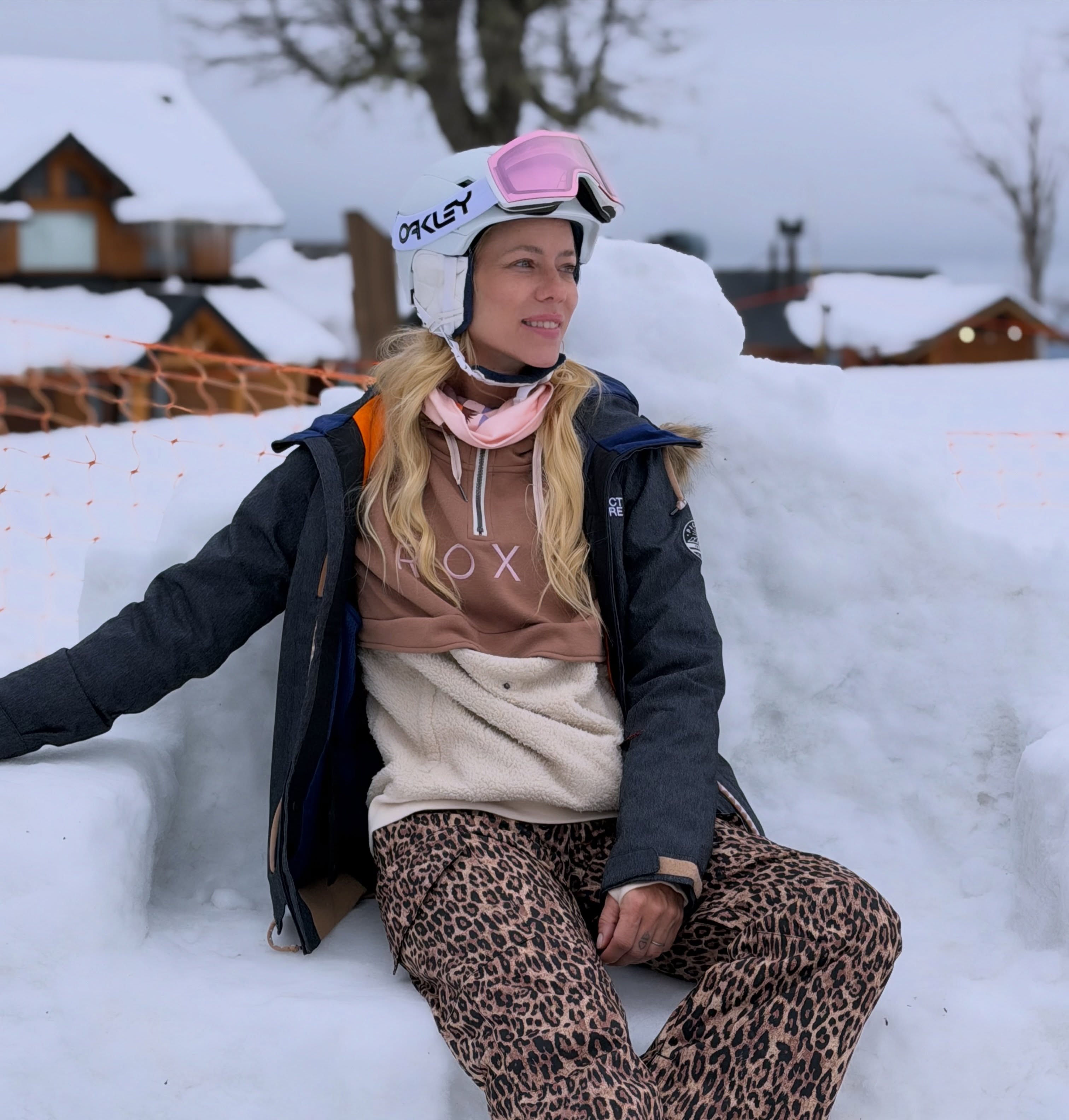 Nicole Neumann posa sentada sobre la nieve con casco, gafas y ropa de esquí 
