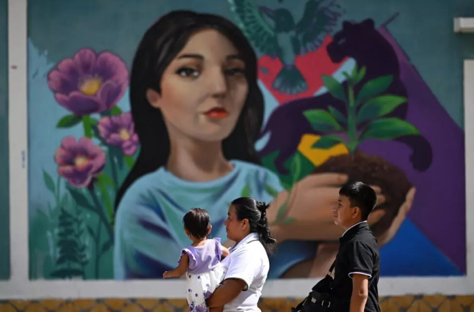 “Le ganamos los muros a las pandillas”, artistas llenan de color los pueblos de El Salvador