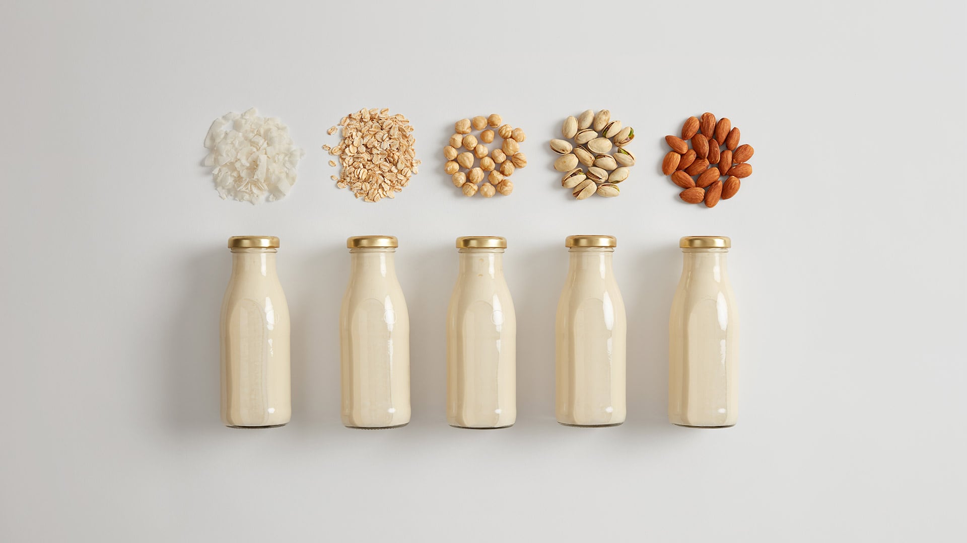 La información de la tabla nutricional resulta clave para comparar el contenido de proteínas, calcio y vitaminas entre distintas bebidas vegetales y tomar decisiones informadas al momento de comprar. (Freepik)