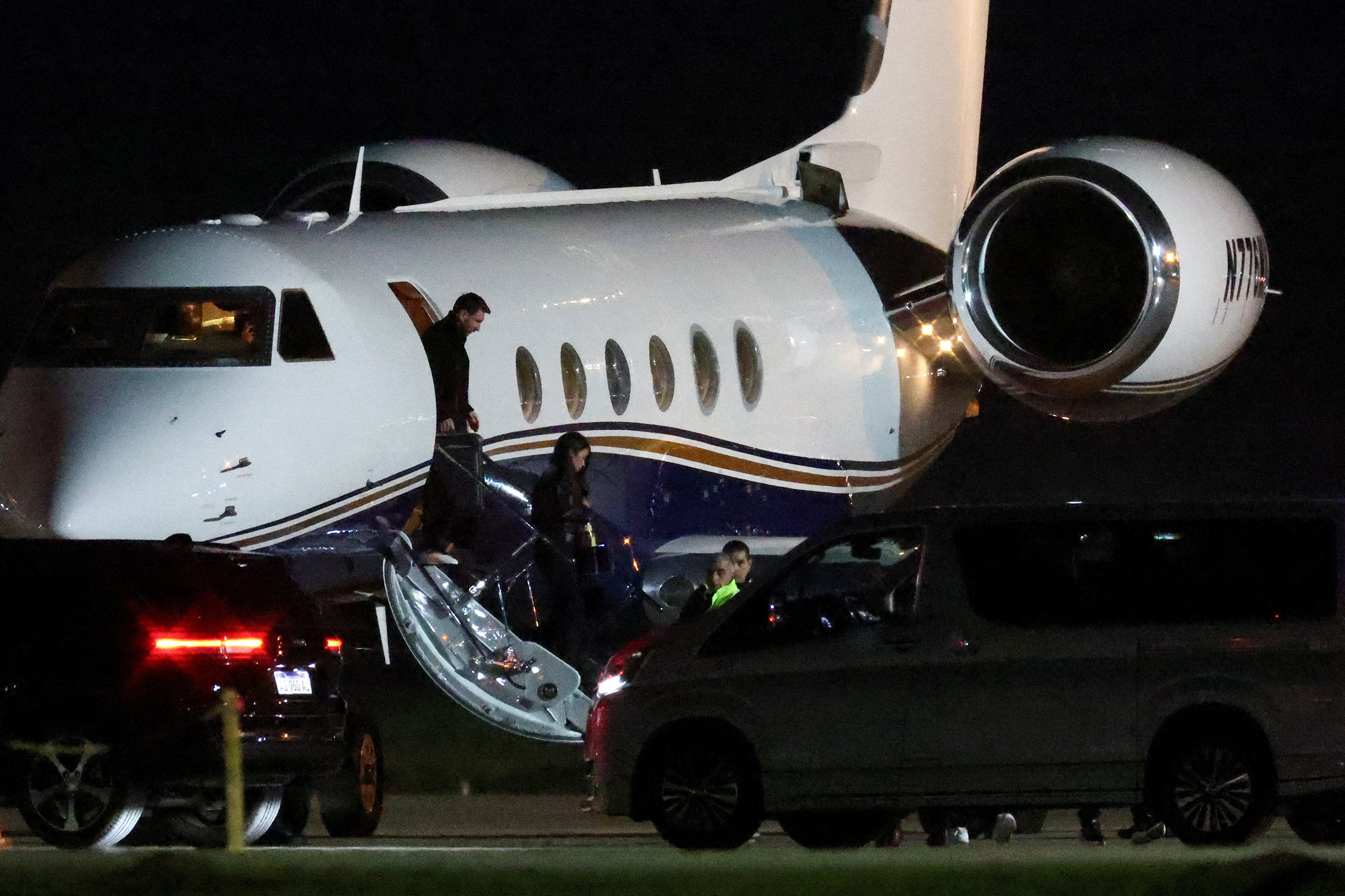 La llegada de Lionel Messi junto a su esposa al aeropuerto de Rosario para despedir a su padre Jorge (REUTERS/Agustin Marcarian)