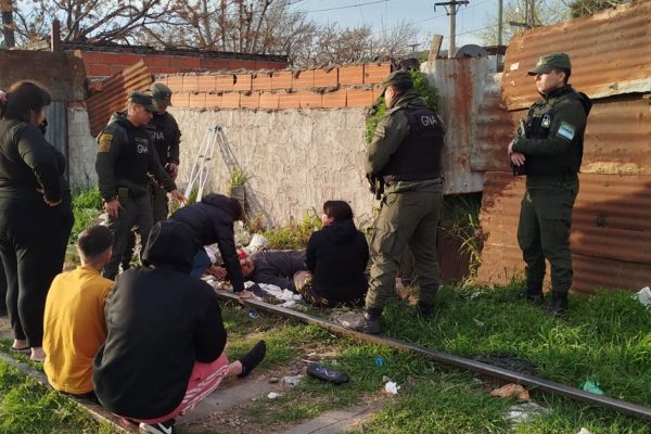 Lo encontraron muerto en la vías del tren, creyeron que había sido atropellado, pero ahora investigan un presunto homicidio