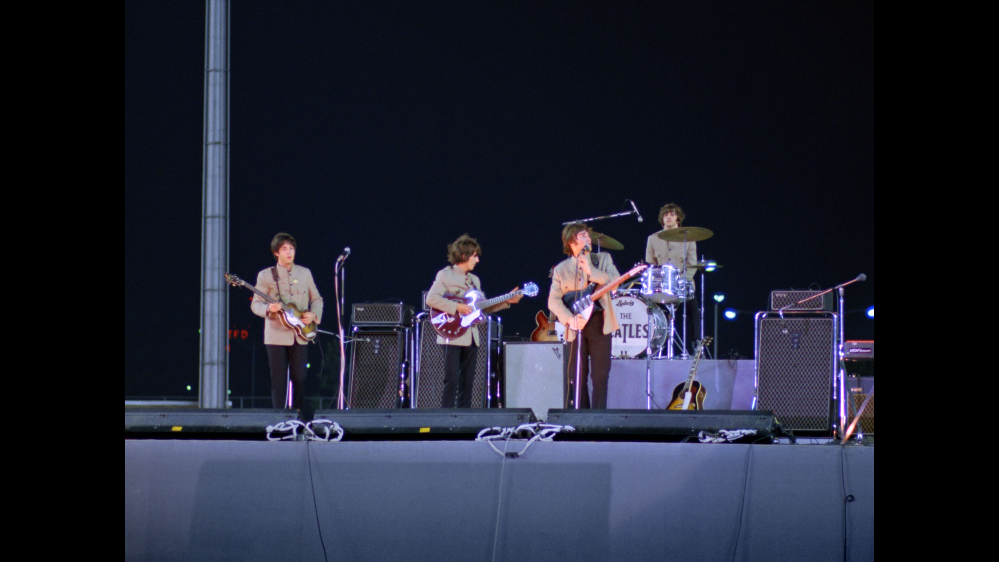 Los Beatles se presentaron ante 55.600 personas en el Shea Stadium. Inventaron el