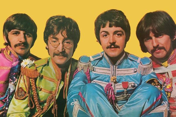 Los Beatles y el primer show de rock en un estadio: karatekas para frenar a las fans y gestos para entenderse entre los gritos