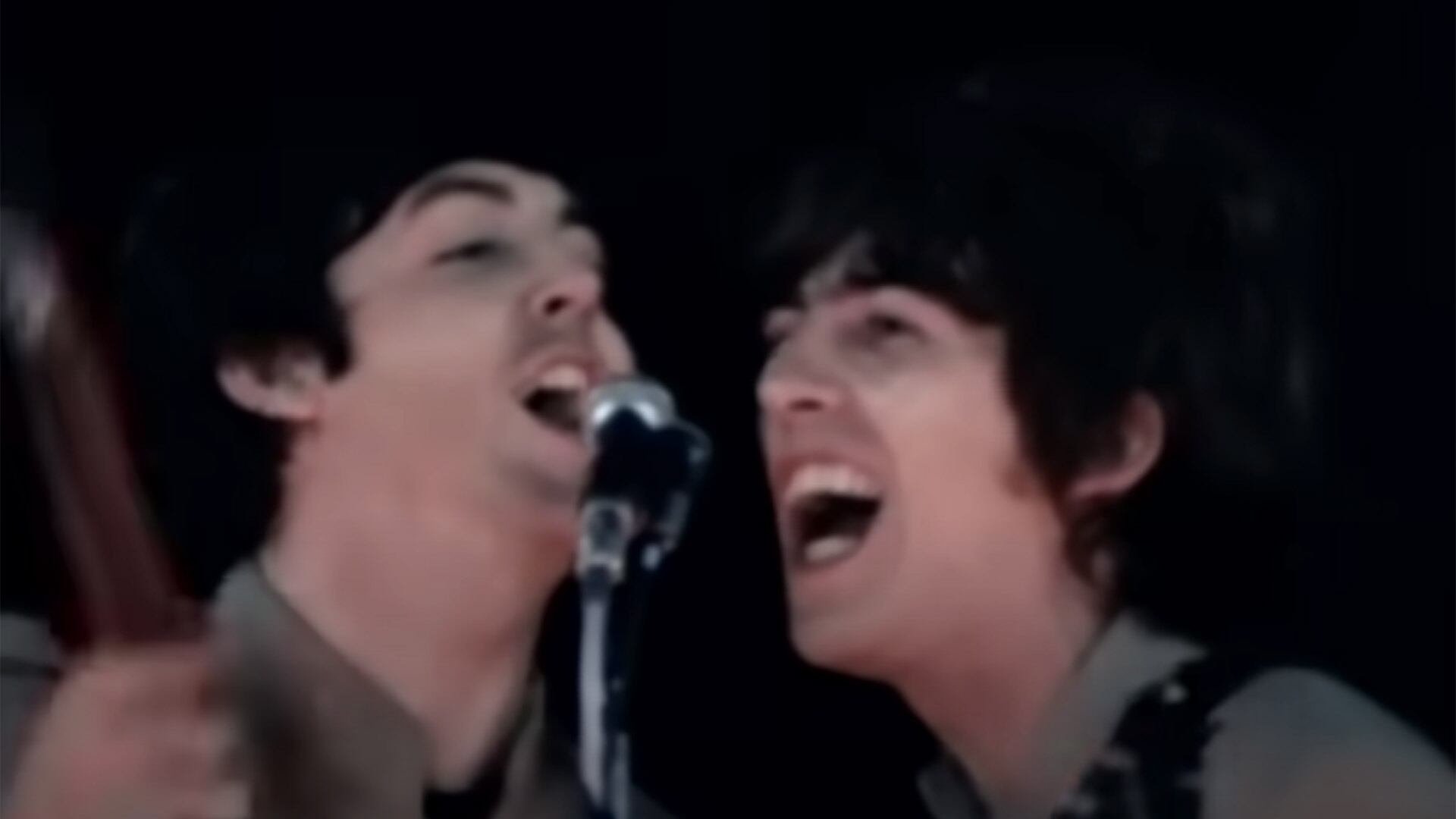 Paul McCartney y George Harrison en medio del show. Ringo Starr debía prestar atención a sus movimientos para saber por qué parte de la canción iban, ya que no podía escucharlos por los alaridos de las fans.