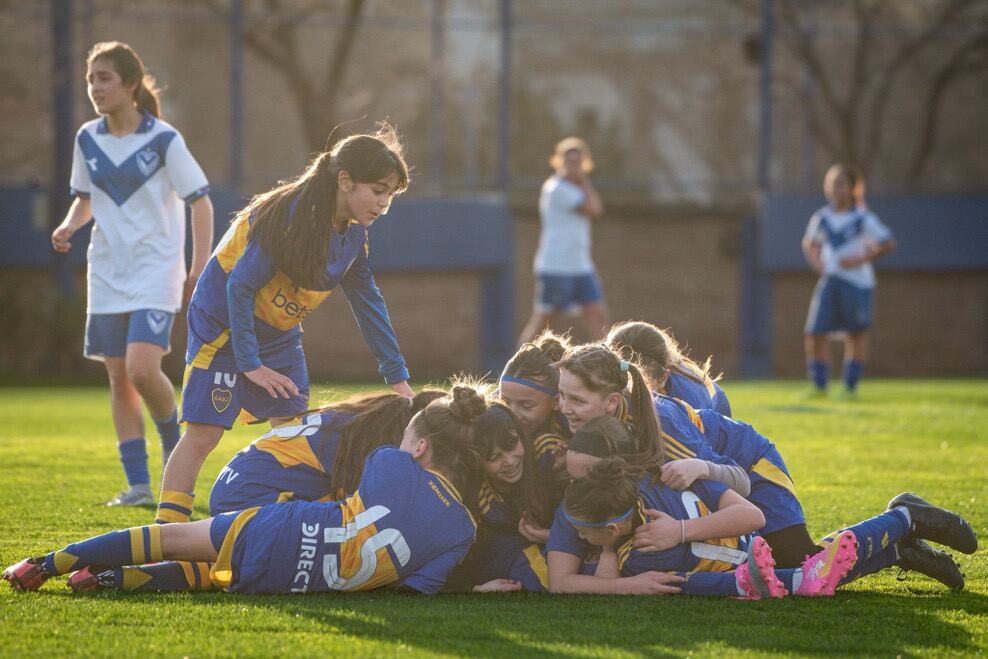 Boca alcanzó su primer triunfo en el torneo Sub 12 femenino ante Vélez con el gol de Alma Gamarra (@BocaJrsFutFem)