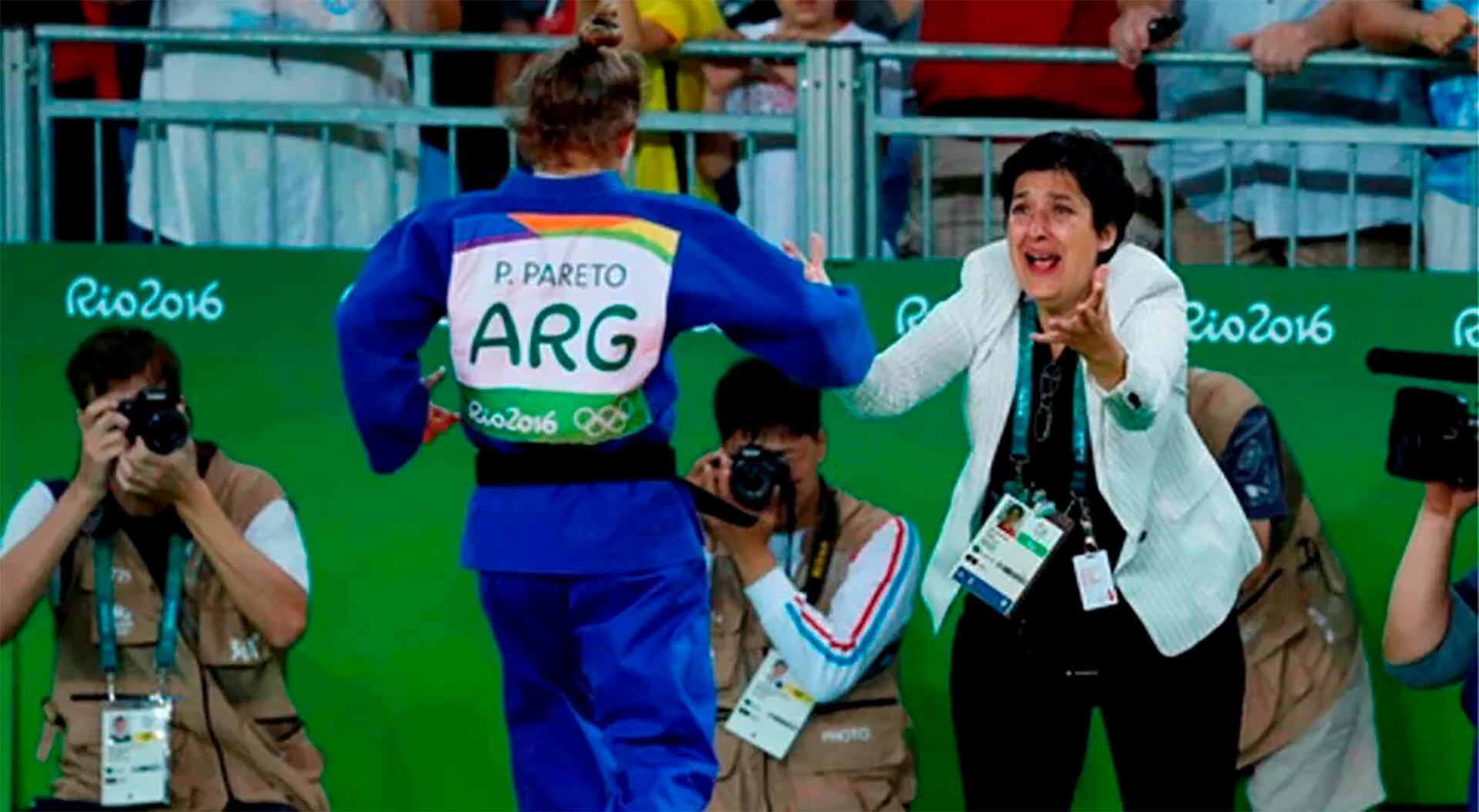 Paula Pareto celebra el oro olímpico junto a su entrenadora Laura Martinel. (Crédito: Rio 2016)