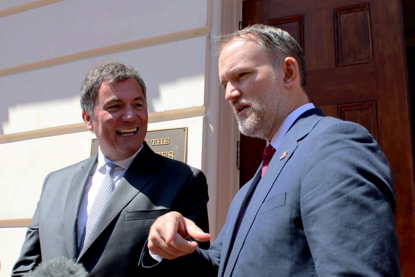 El ministro de Comercio de Canadá, Dominic LeBlanc, izquierda, y el representante comercial de Estados Unidos, Jamieson Greer, hablan con los periodistas en Washington D. C. el miércoles 19 de agosto de 2026, un día después de que el gobierno del presidente Donald Trump aplazara temporalmente los aranceles a Canadá (Kelly Geraldine Malone/The Canadian Press vía AP)
