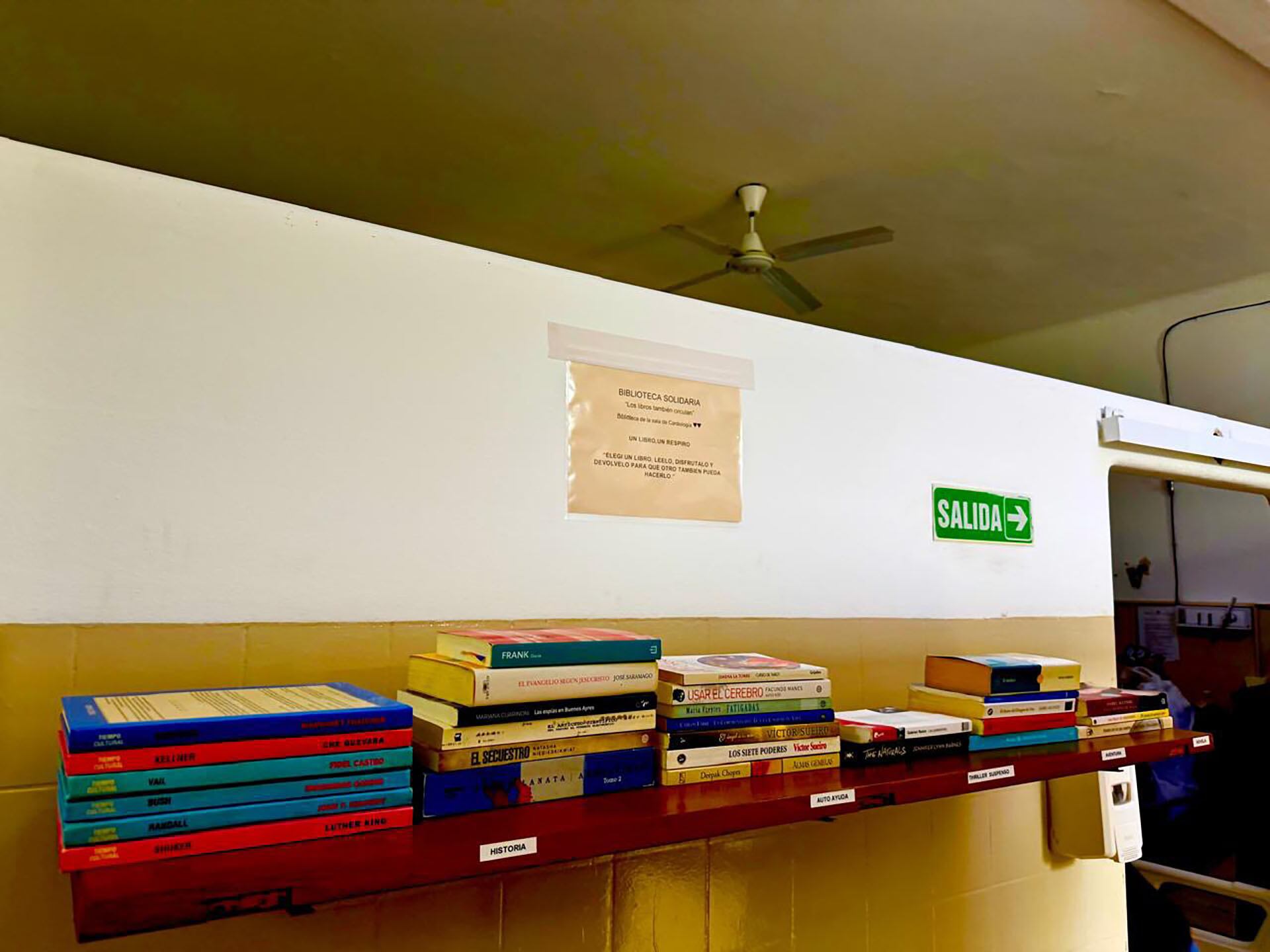 Más de 500 libros para pacientes coronarios: la historia de la biblioteca del Hospital Rivadavia impulsada por un doctor