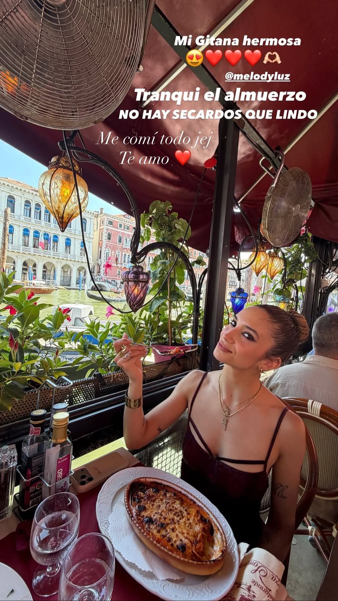 Melody Luz mostró el detrás de escena de su viaje por Venecia: paseo en góndola y almuerzo al borde del canal