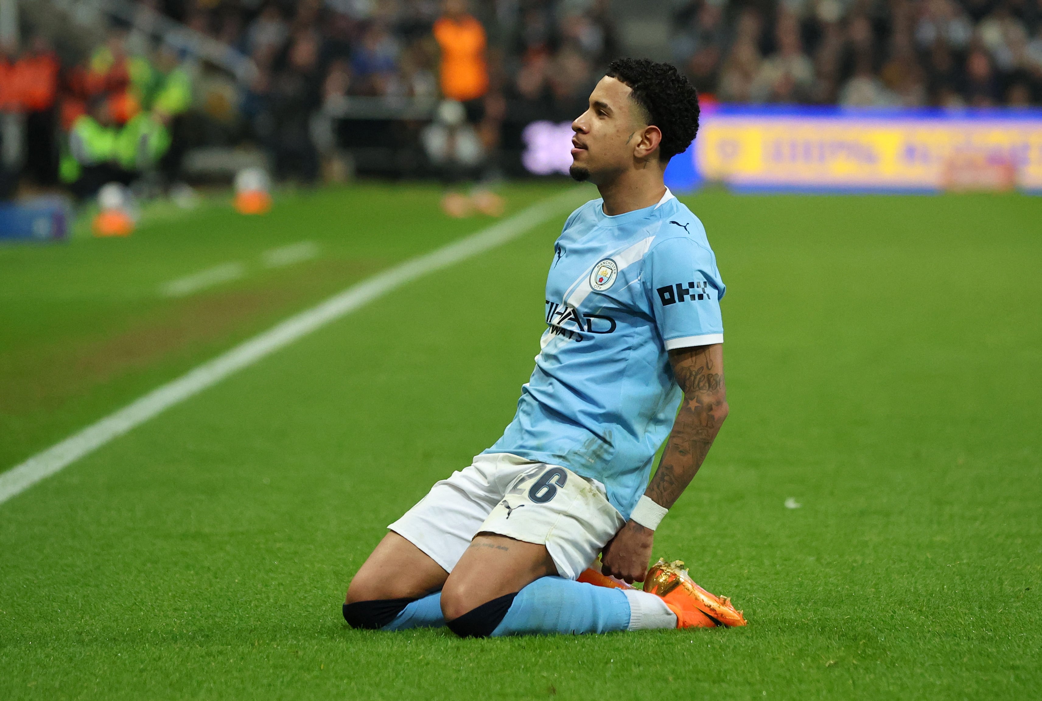 El brasileño Savinho festeja un gol con la camiseta del Manchester City. El delantero de 22 años está en la mira del Tottenham (Reuters/Craig Brough)
