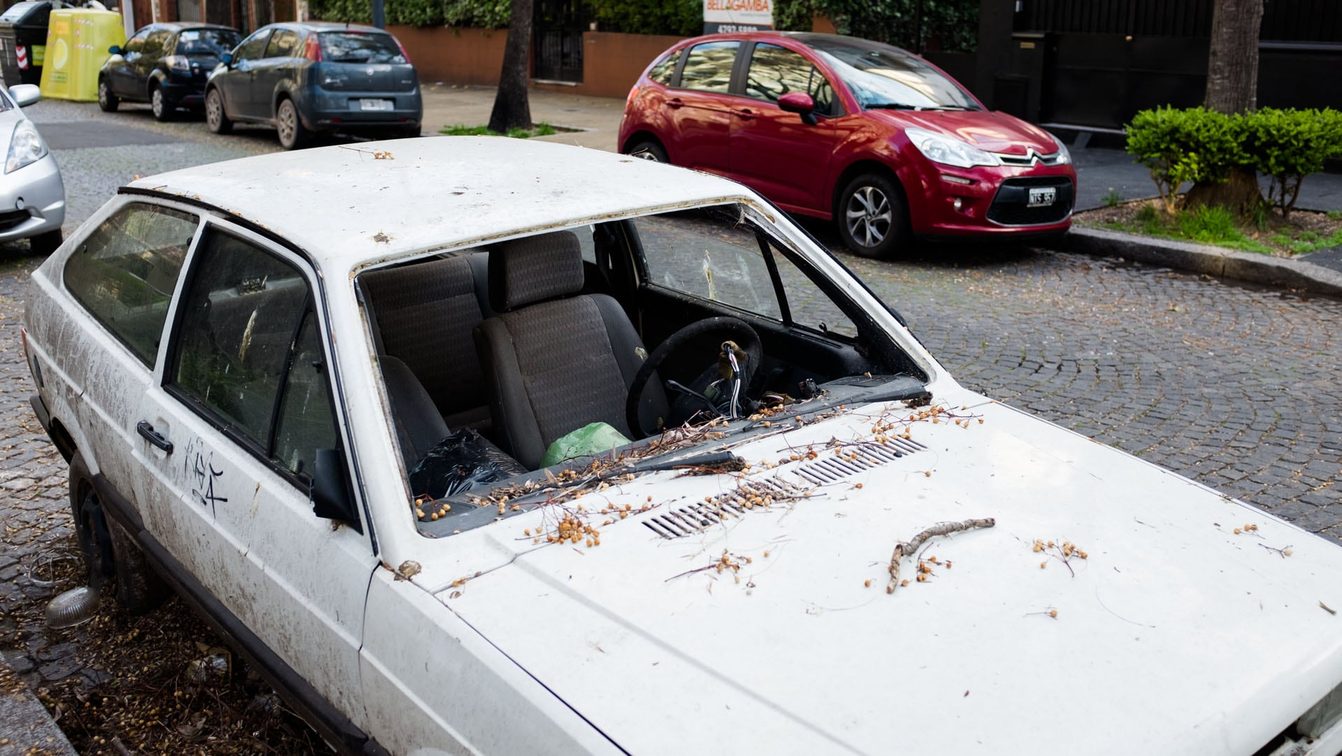 Los automóviles abandonados en aceras, calles, vías y otros espacios públicos están sujetos a un procedimiento especial vigente en el distrito capital desde 2016. Archivo