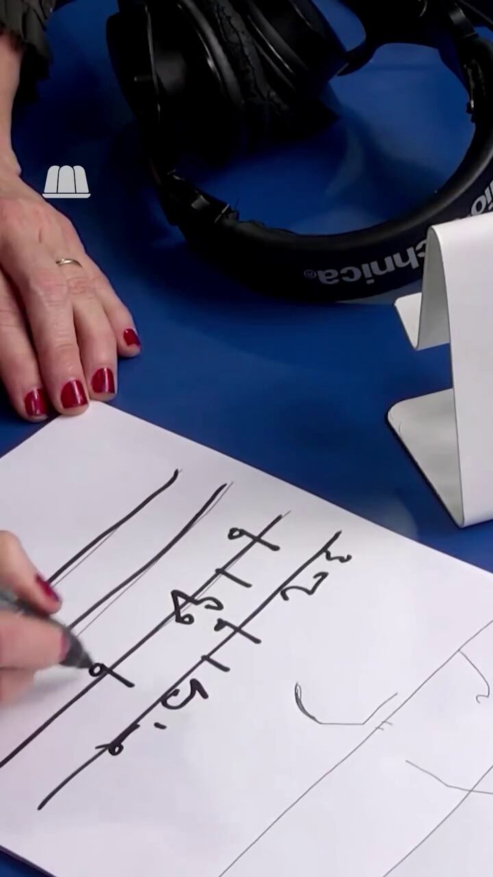 “La taquigrafía se usaba antes en los juicios para agrupar palabras y escribir más rápido”, detalló, mientras demostraba su conocimiento en el papel