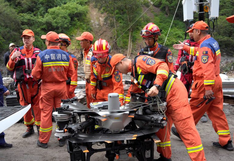 Nepal aumentó la cifra de víctimas por el colapso del glaciar en la frontera con China: al menos 469 muertos y 1.400 desaparecidos