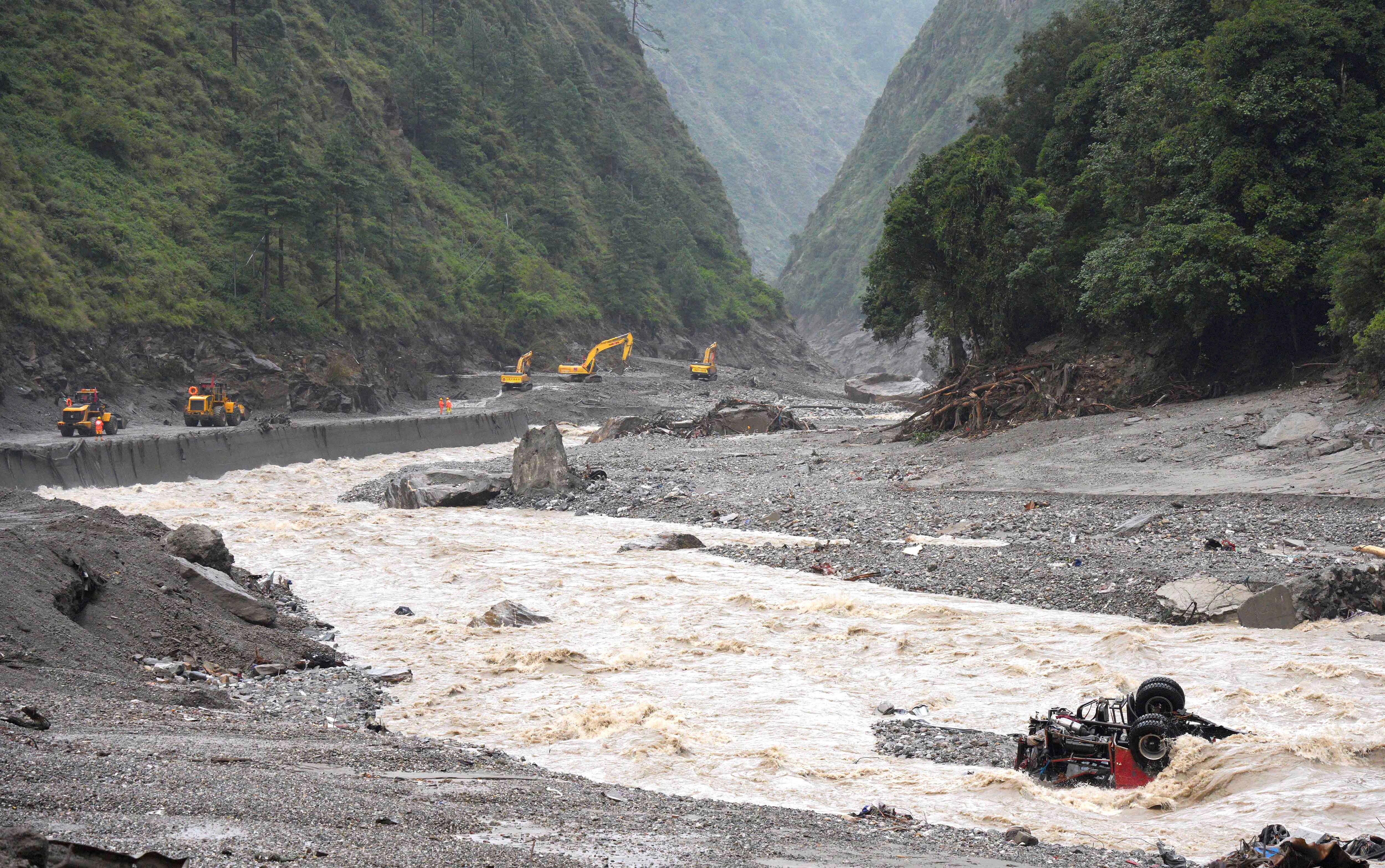 Excavadoras y cargadoras en acción mientras los equipos de rescate reparan una carretera que conduce al puerto de Gyirong tras un deslizamiento de tierra, en el condado de Gyirong, Shigatse, Región Autónoma del Tíbet, China, el 28 de agosto de 2026 (cnsphoto vía REUTERS)