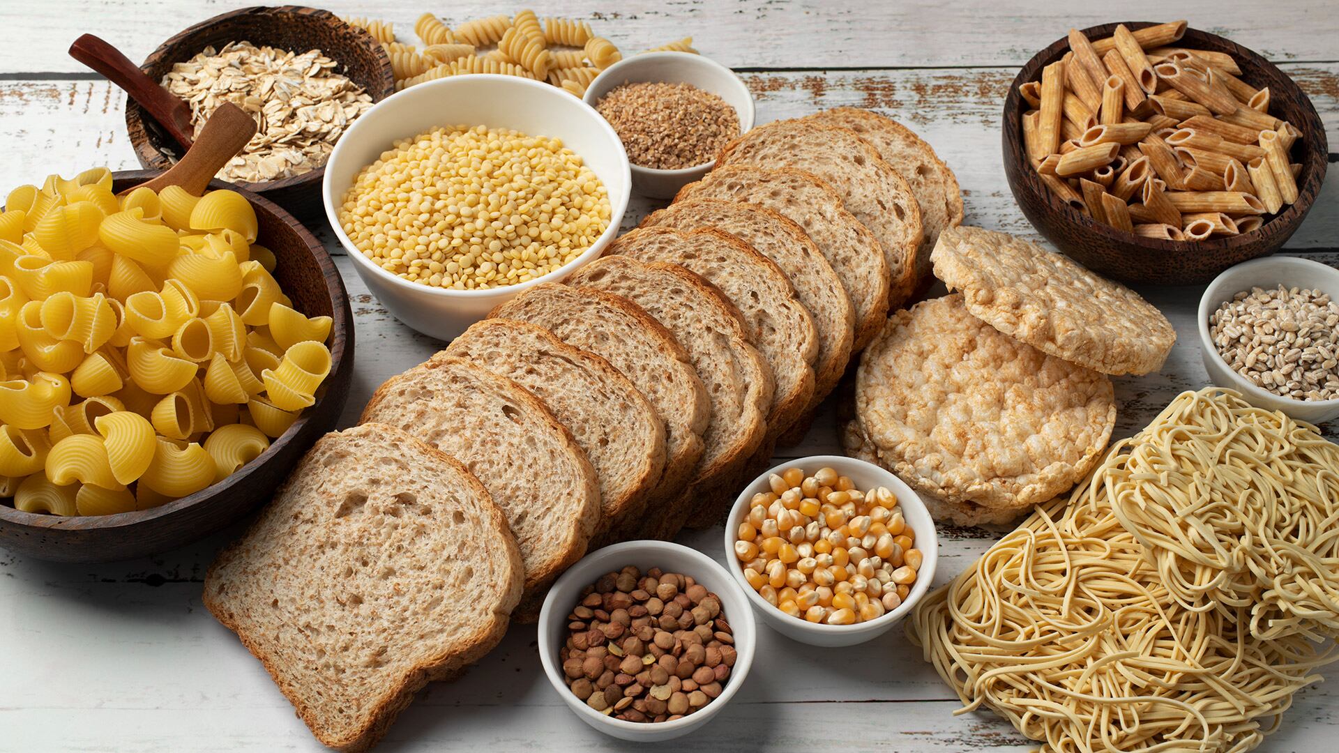 Los especialistas señalan que no es necesario eliminar los hidratos de carbono, sino elegir fuentes de calidad como frutas, verduras, legumbres y cereales integrales para mantener un buen control metabólico (Freepik)