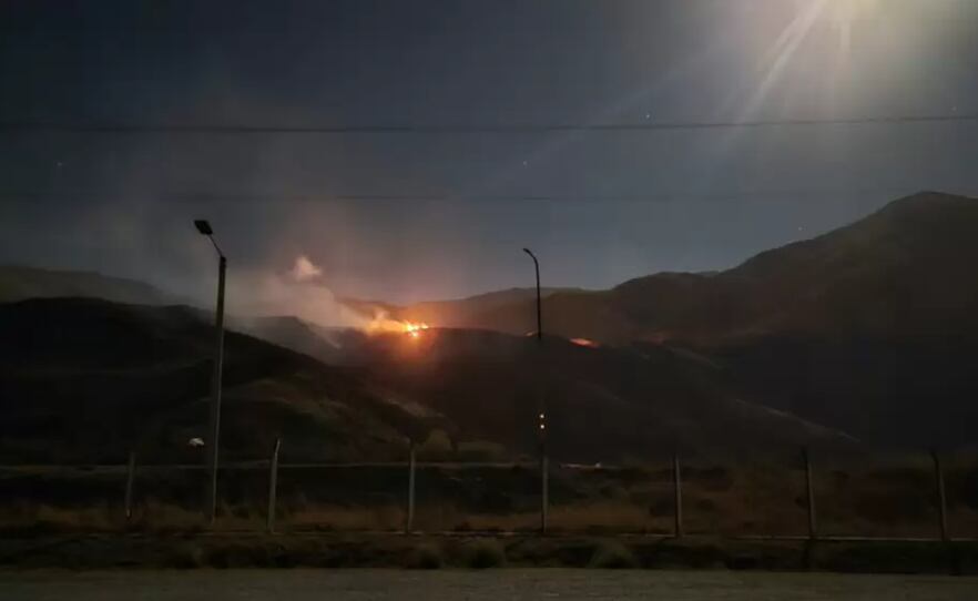 Las llamas avanzaron sobre un sector de vegetación seca y relieve complejo en Volcán