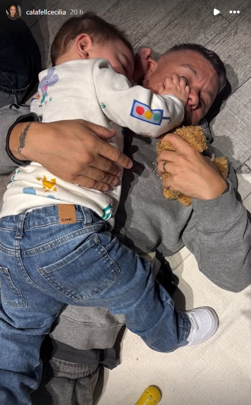 El cantante de Damas Gratis jugando con Simón, su primer nieto, el bebé de su hija, Bianca 