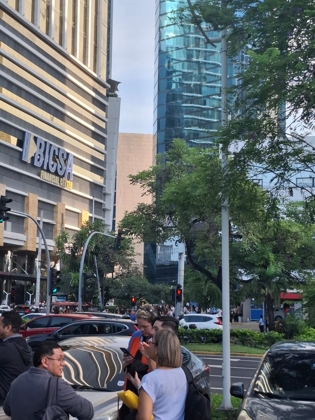 Panameños salen a las calles al sentir los efectos del sismo de 7.4 registrado en Colombia