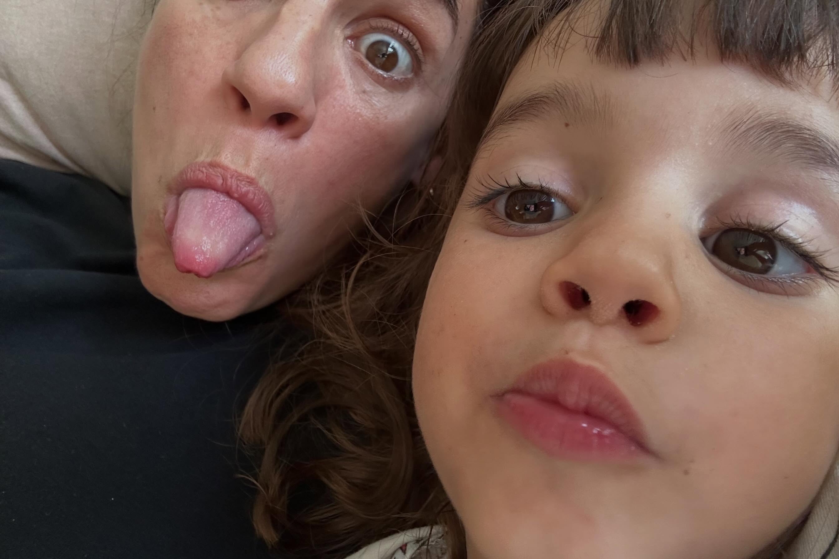 Pilar Gamboa y su hija Ana, de cuatro años, se retratan en un primer plano haciendo morisquetas durante la celebración del cumpleaños de la niña.