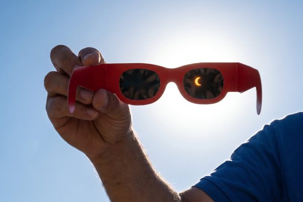 Por qué la trayectoria del próximo eclipse solar total generará una ilusión óptica en los mapas
